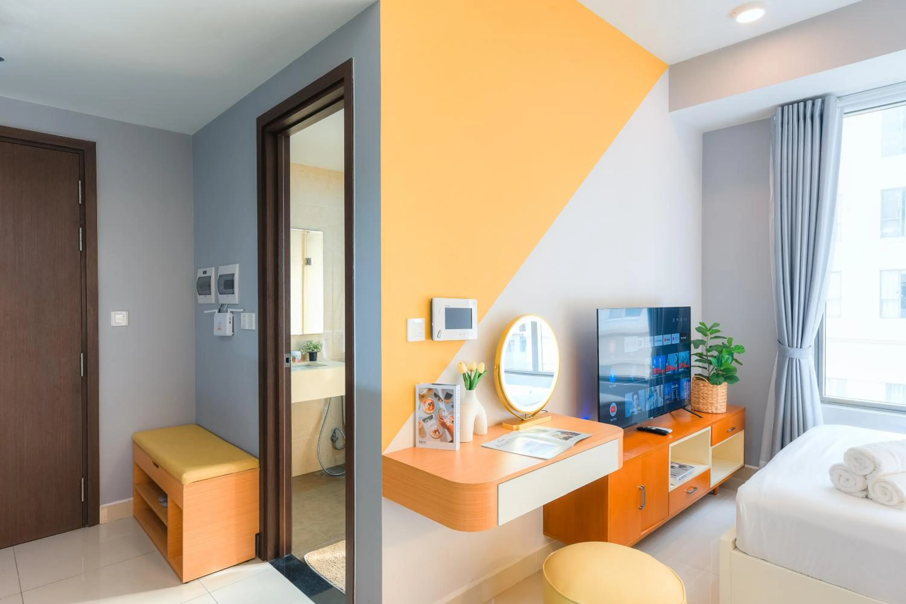 Toilet, Bed in S Lux Apartment