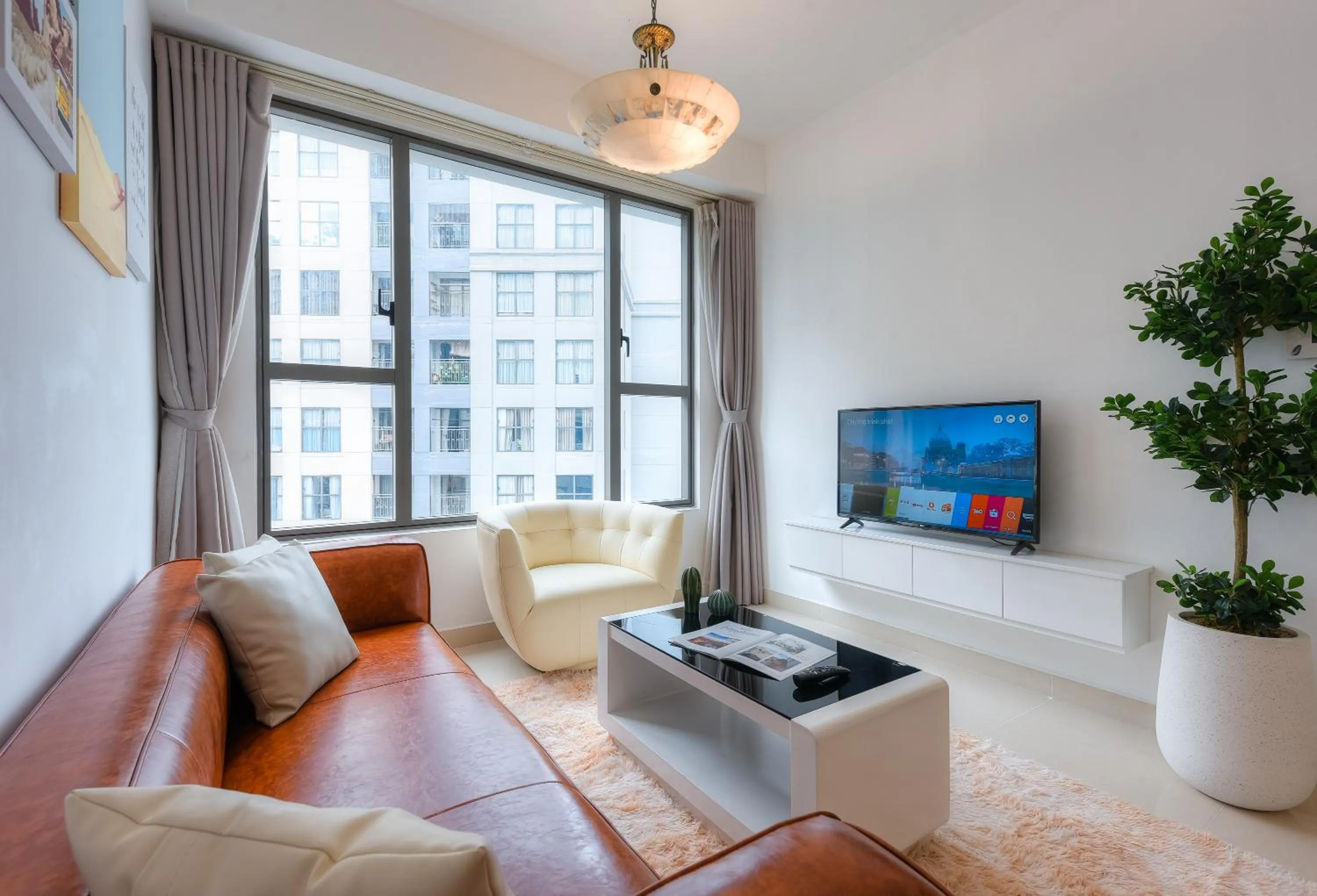 TV and multimedia in S Lux Apartment