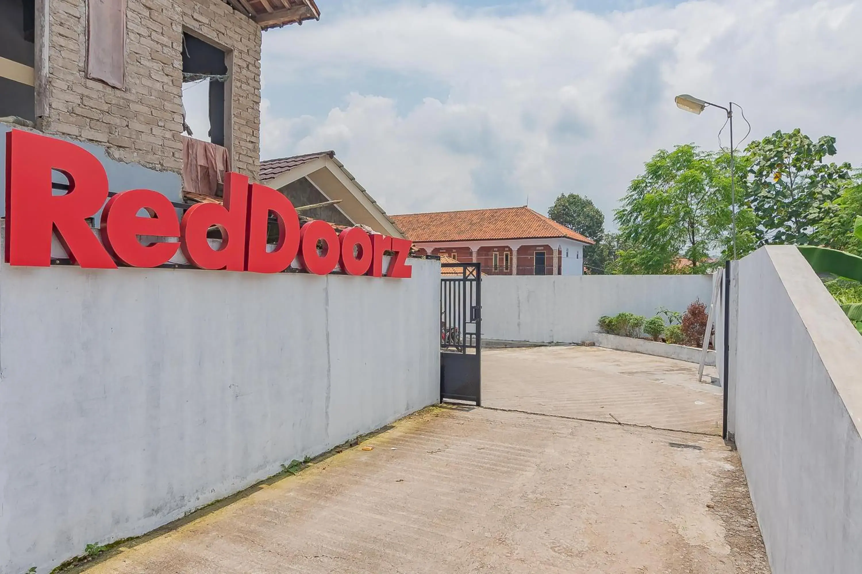 Property building in RedDoorz Syariah @ Tambak Mekar Street Subang Property building in RedDoorz Syariah @ Tambak Mekar Street Subang