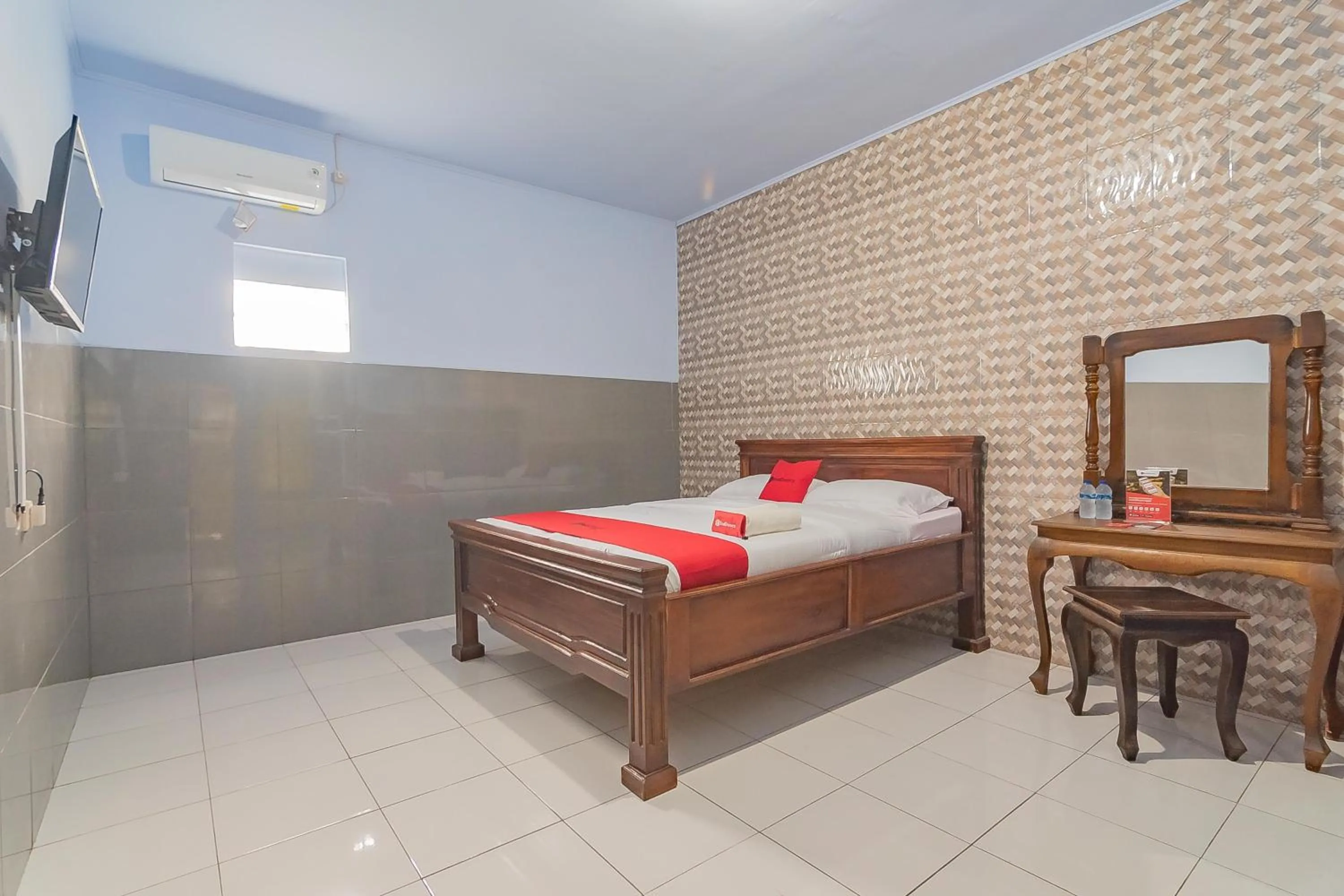 Bed in RedDoorz Syariah @ Tambak Mekar Street Subang