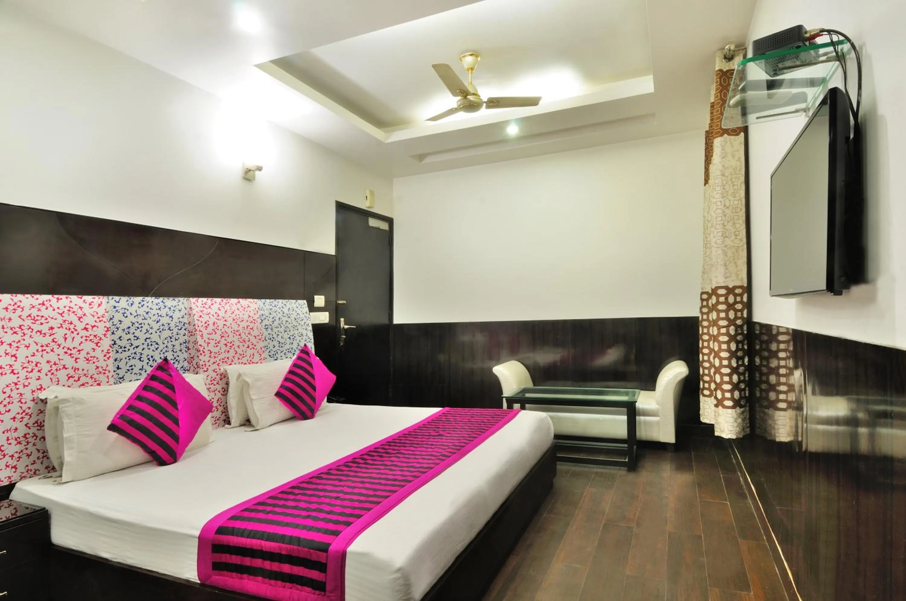 Bed in THE BONLON INN-NEAR BLK HOSPITAL
