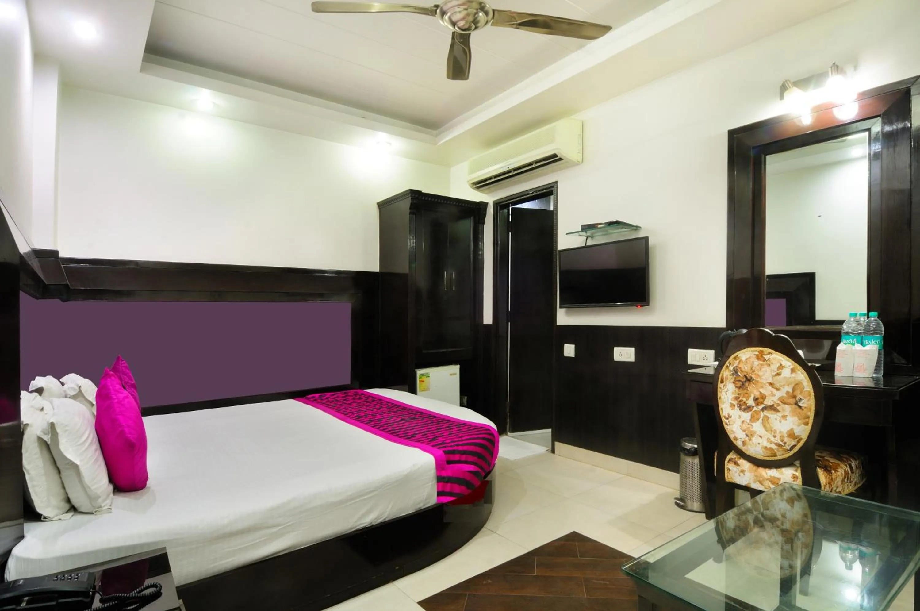 Bed in THE BONLON INN-NEAR BLK HOSPITAL