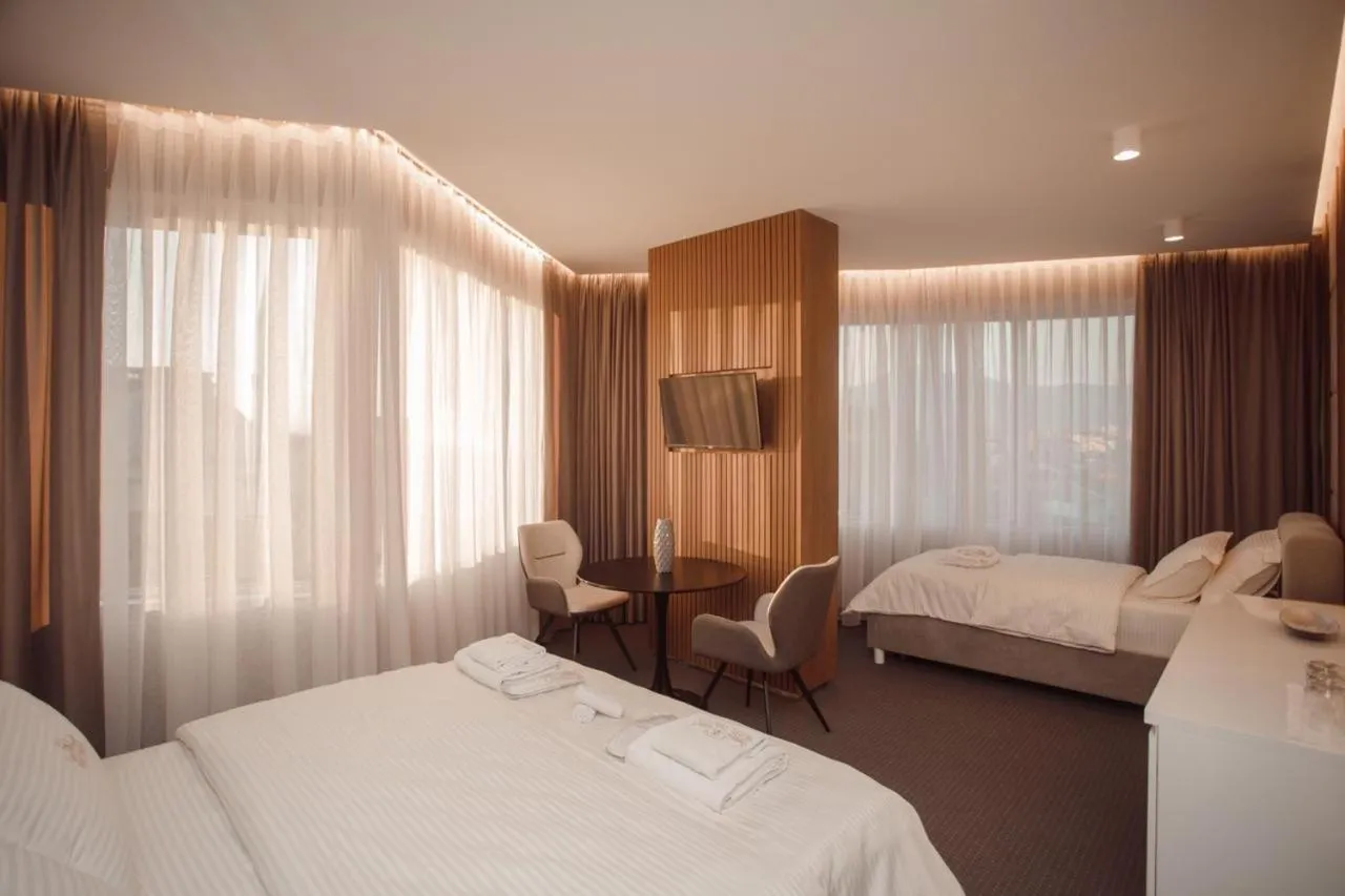 Photo of the whole room, Bed in Hotel Chicago