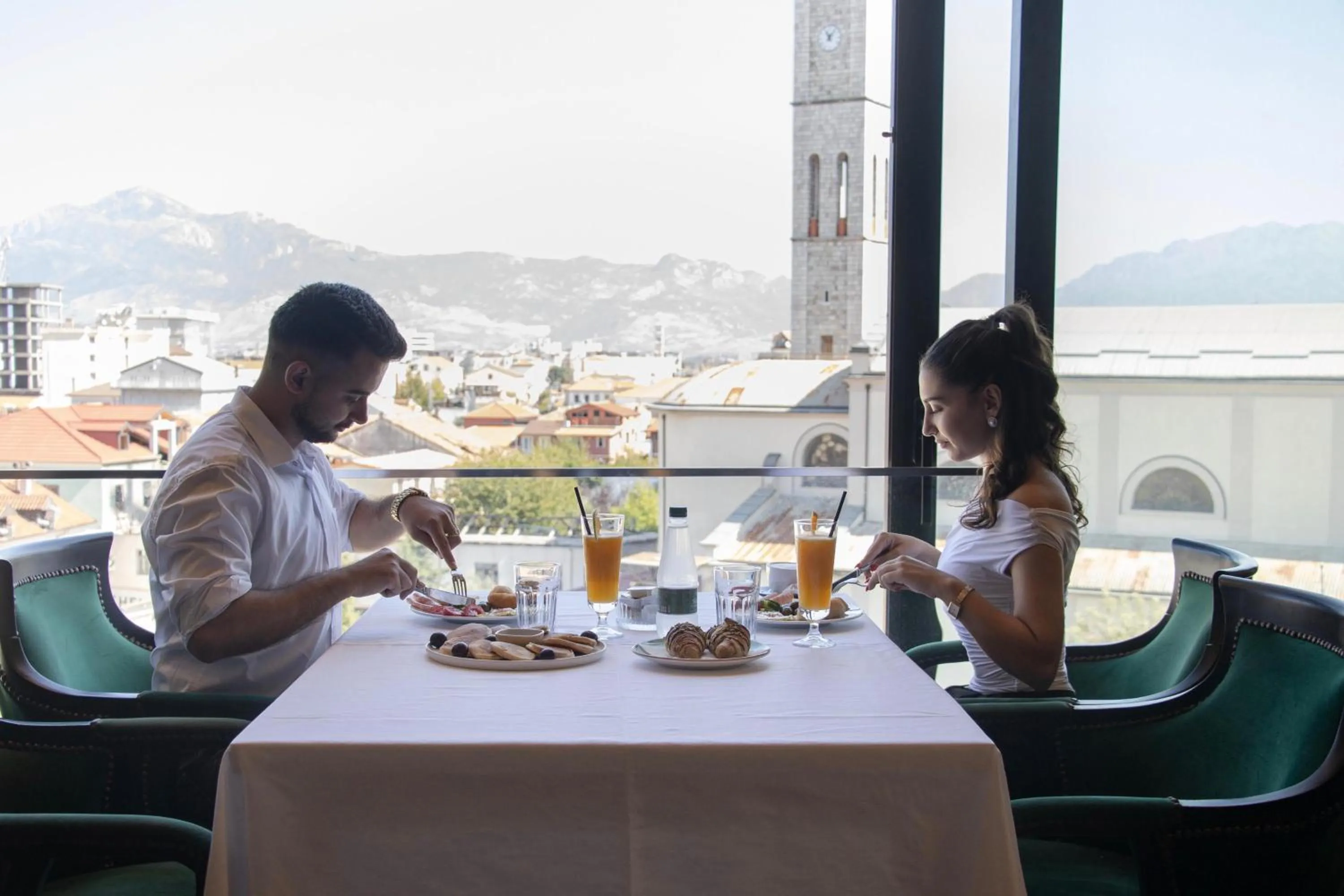 Restaurant/places to eat in Hotel Chicago