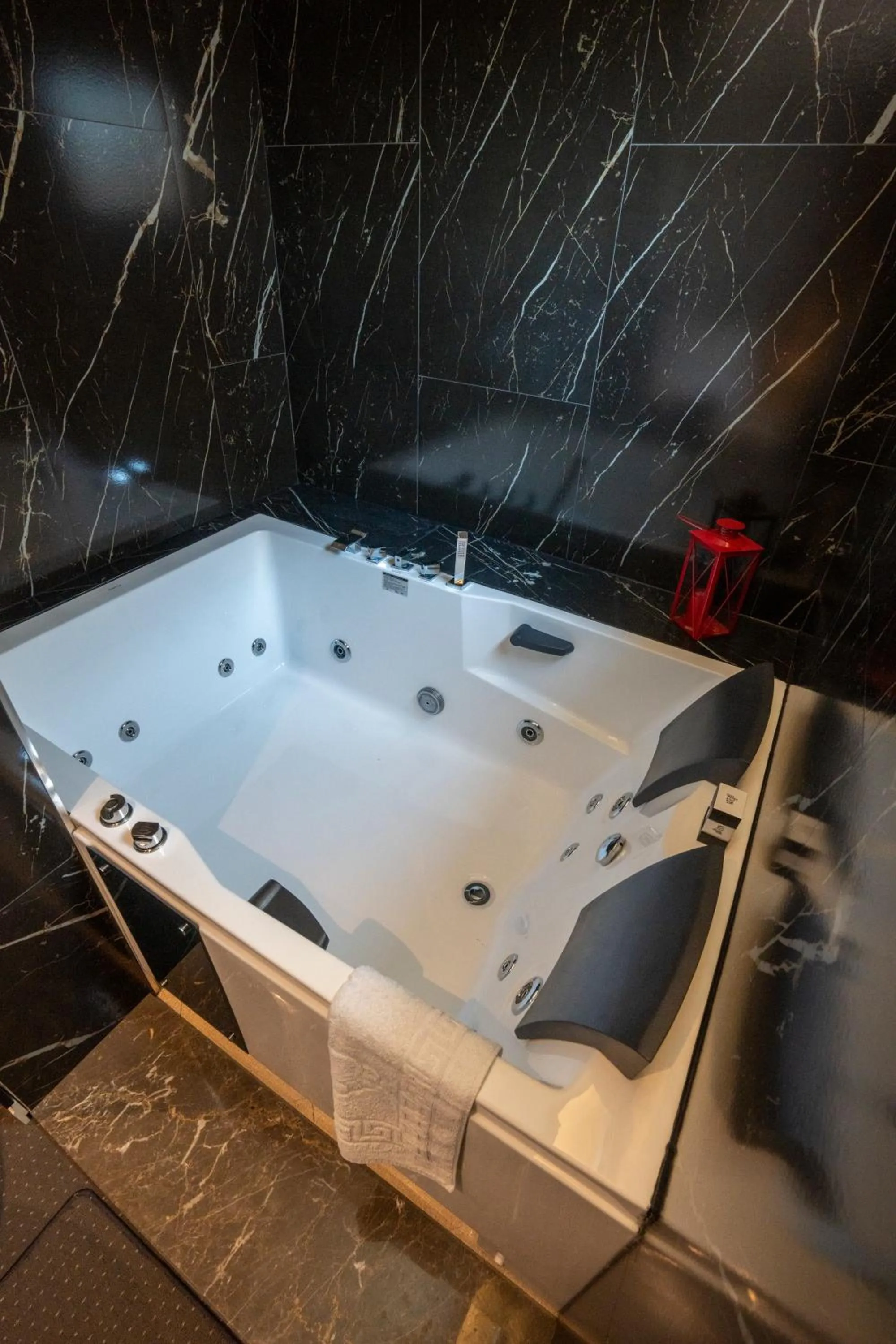 Hot Tub in Hotel Chicago