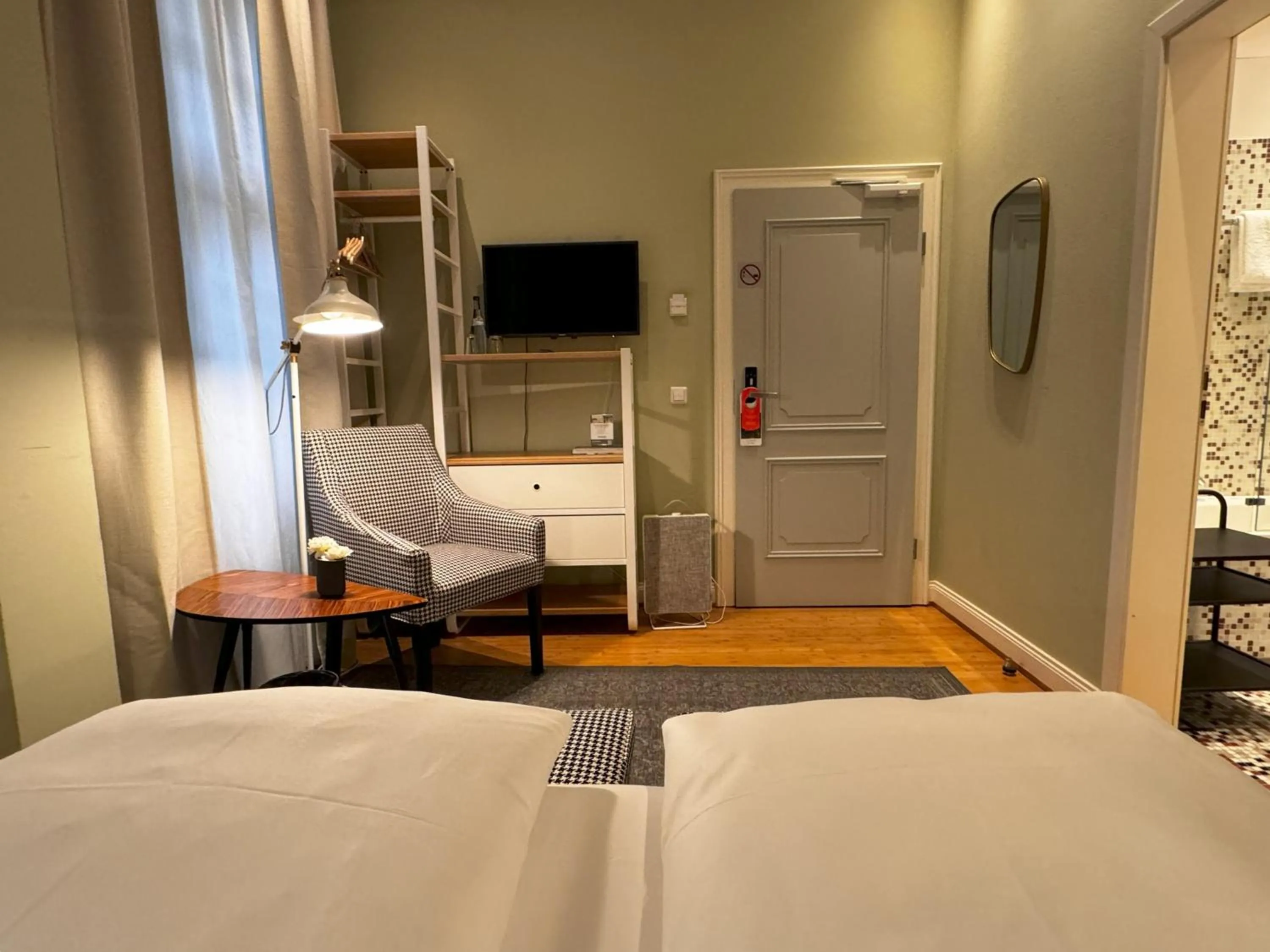 Photo of the whole room, Bed in Hotel Zur Alten Brücke