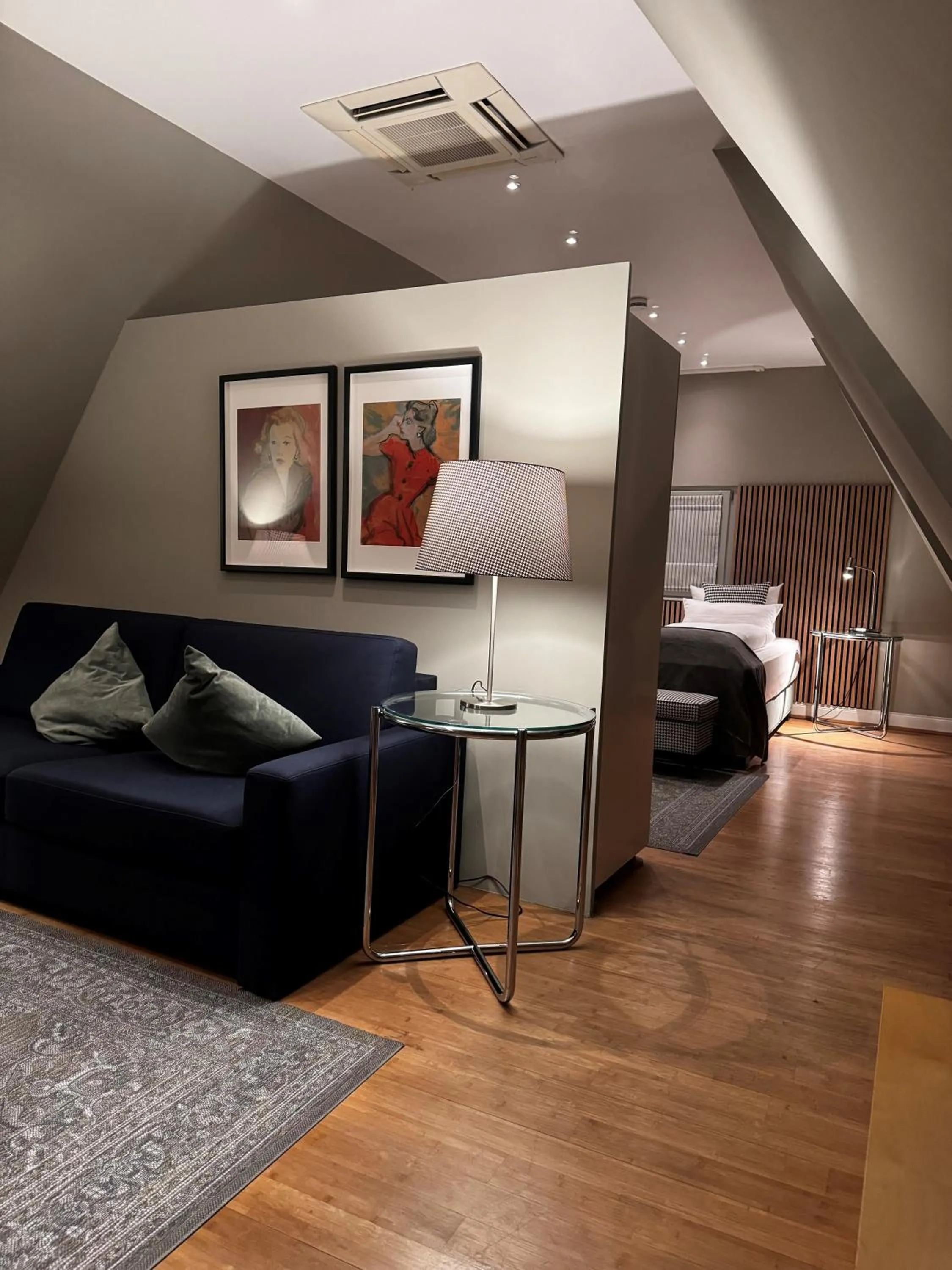 Seating area, Bed in Hotel Zur Alten Brücke