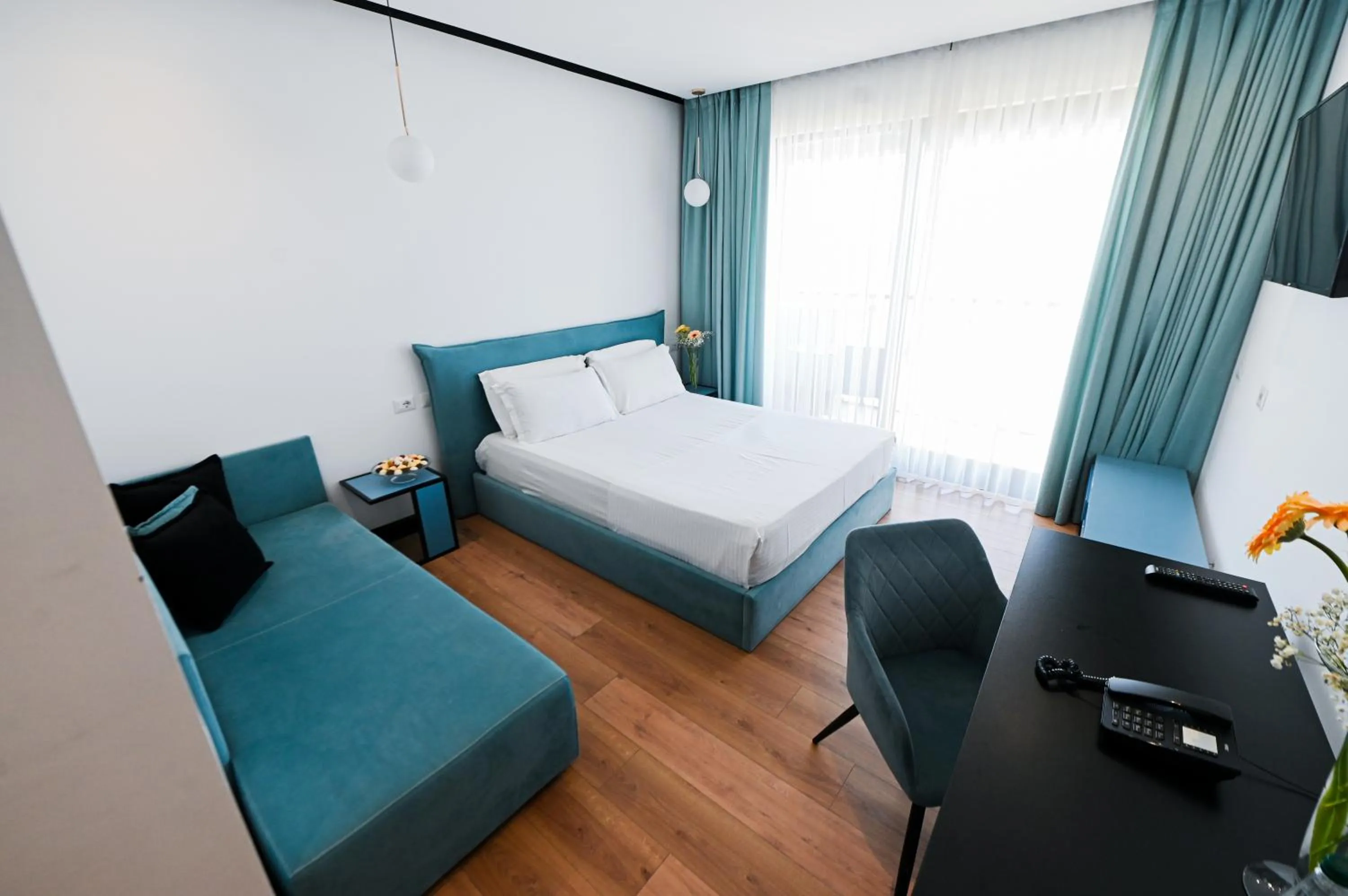 Photo of the whole room, Bed in Royal G Max