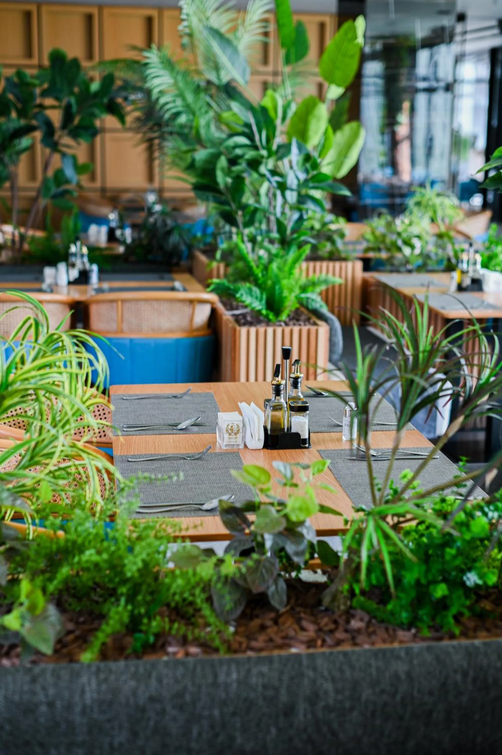 Restaurant/places to eat in Royal G Max