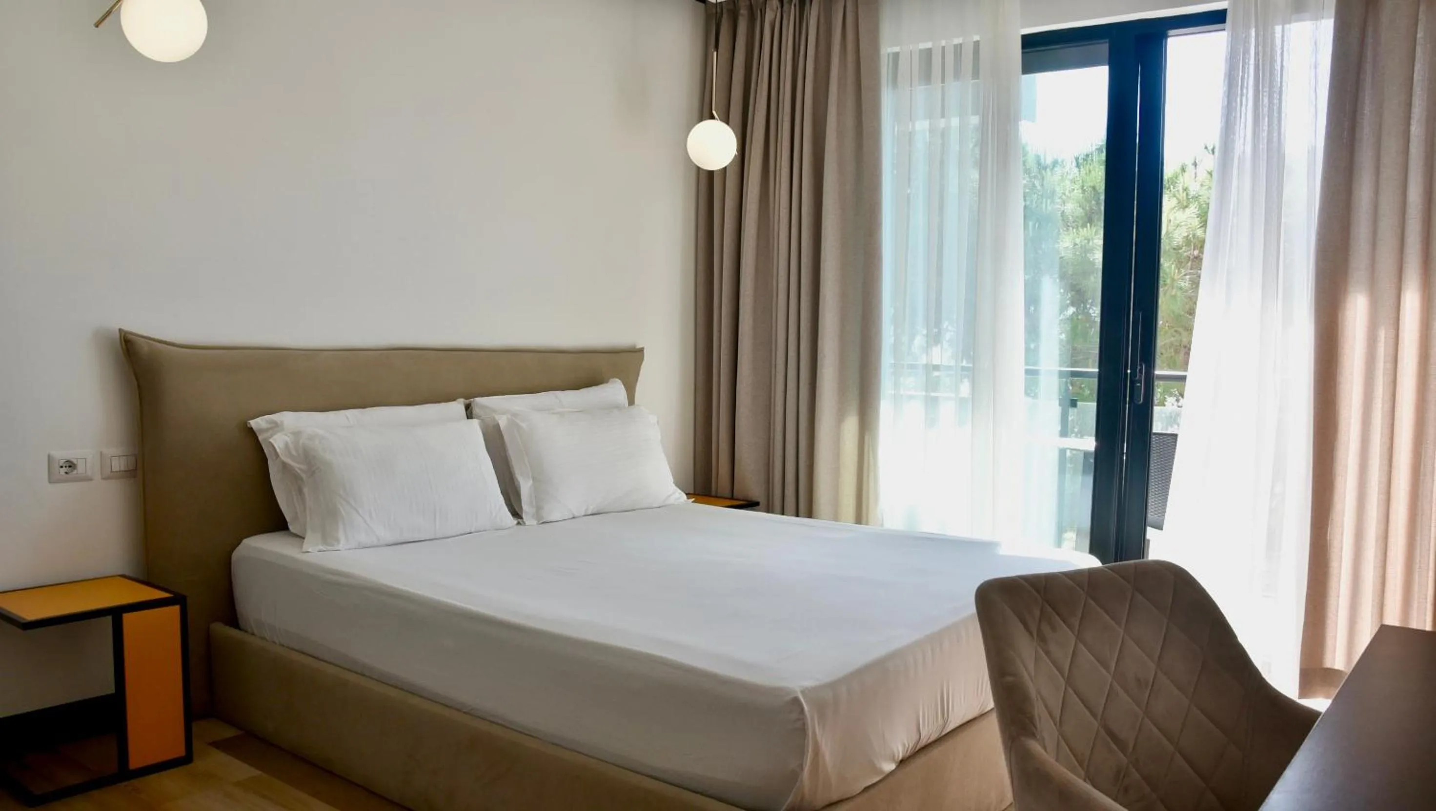 Photo of the whole room, Bed in Royal G Max