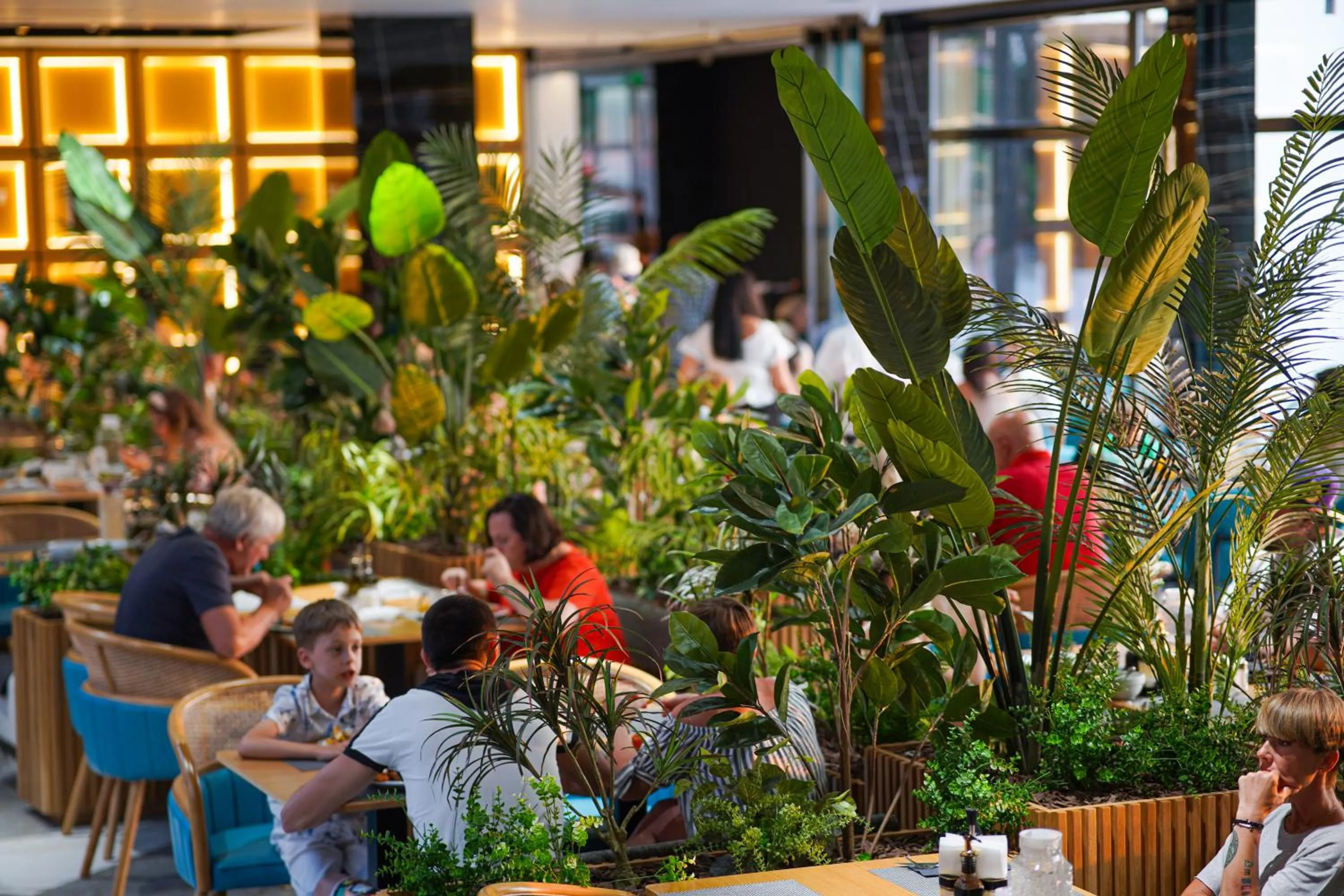 Restaurant/places to eat in Royal G Max