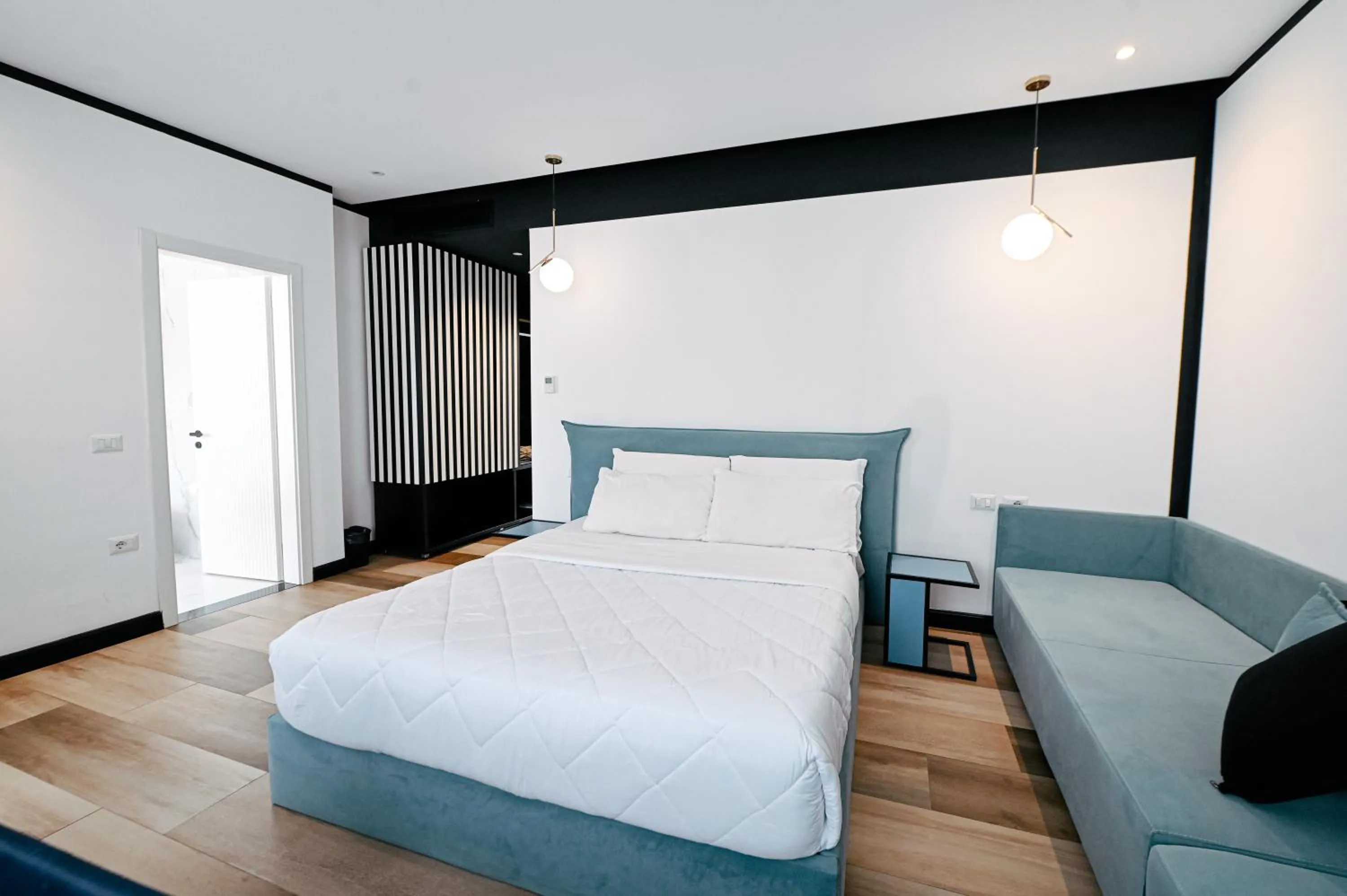 Photo of the whole room, Bed in Royal G Max