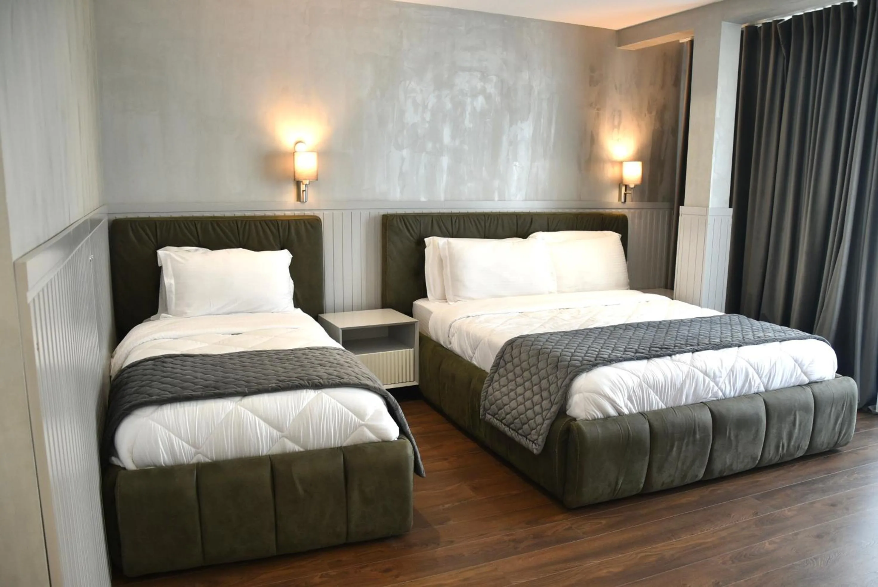 Photo of the whole room, Bed in Royal G Max