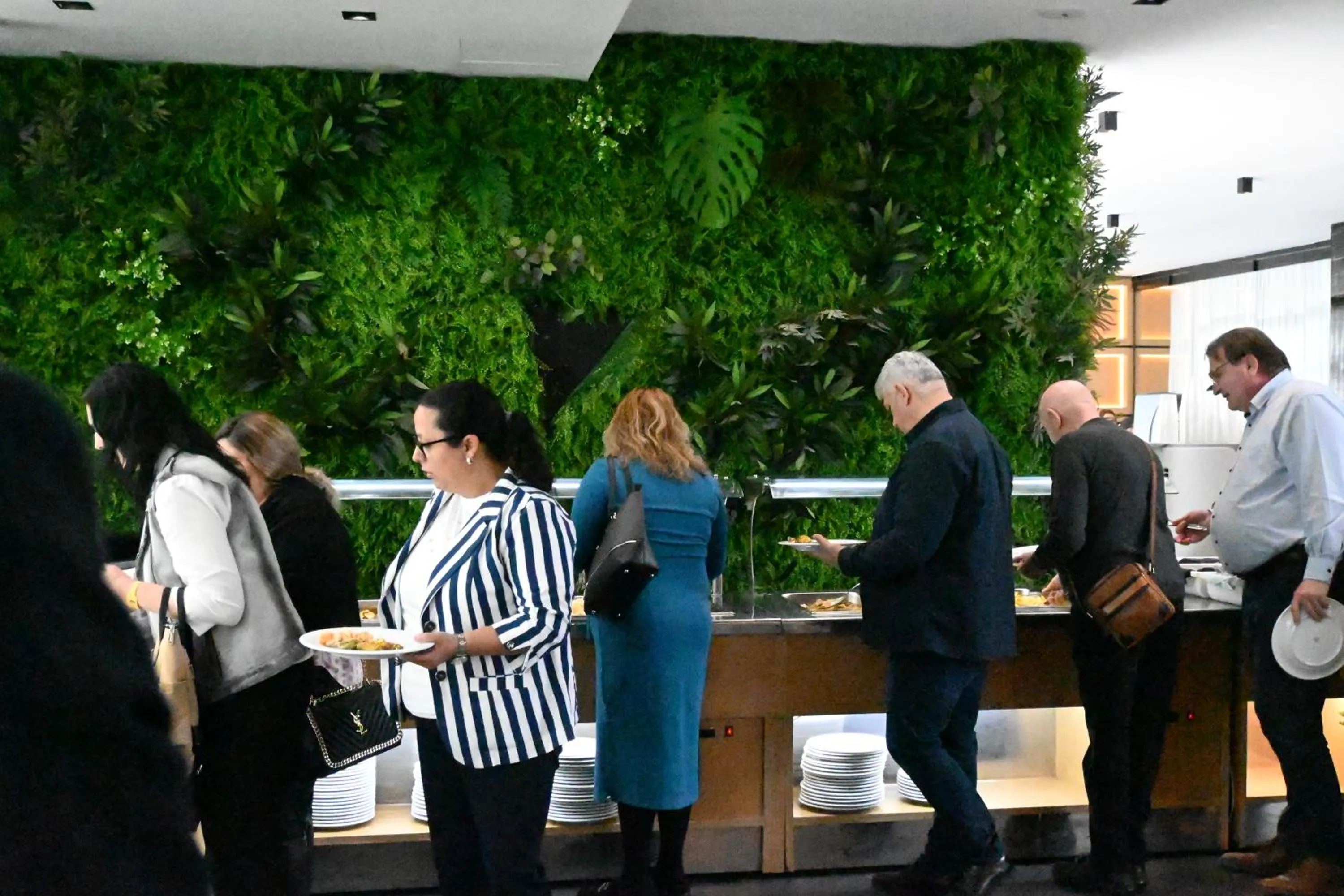 Restaurant/places to eat in Royal G Max