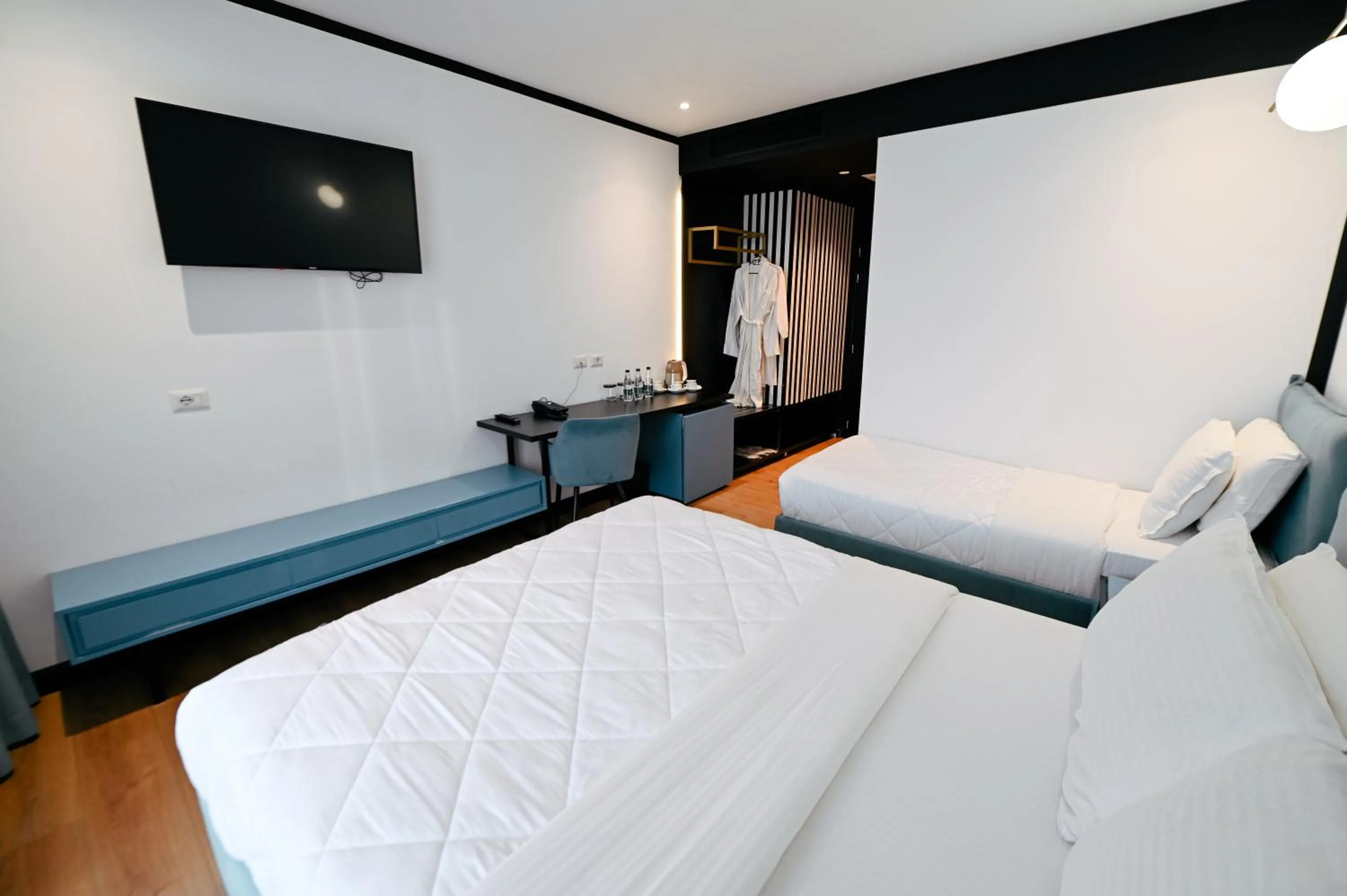 Photo of the whole room, Bed in Royal G Max