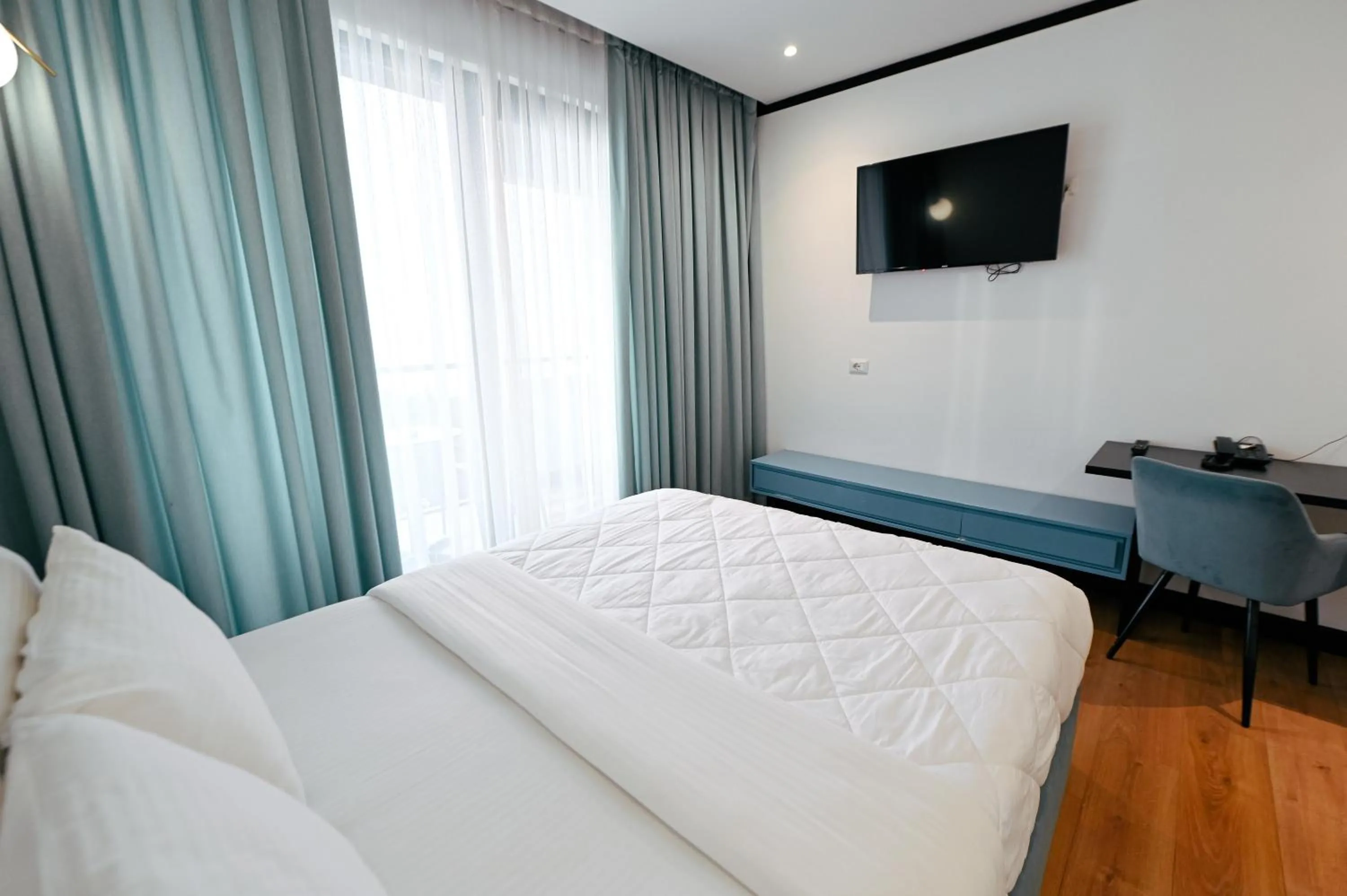 Photo of the whole room, Bed in Royal G Max
