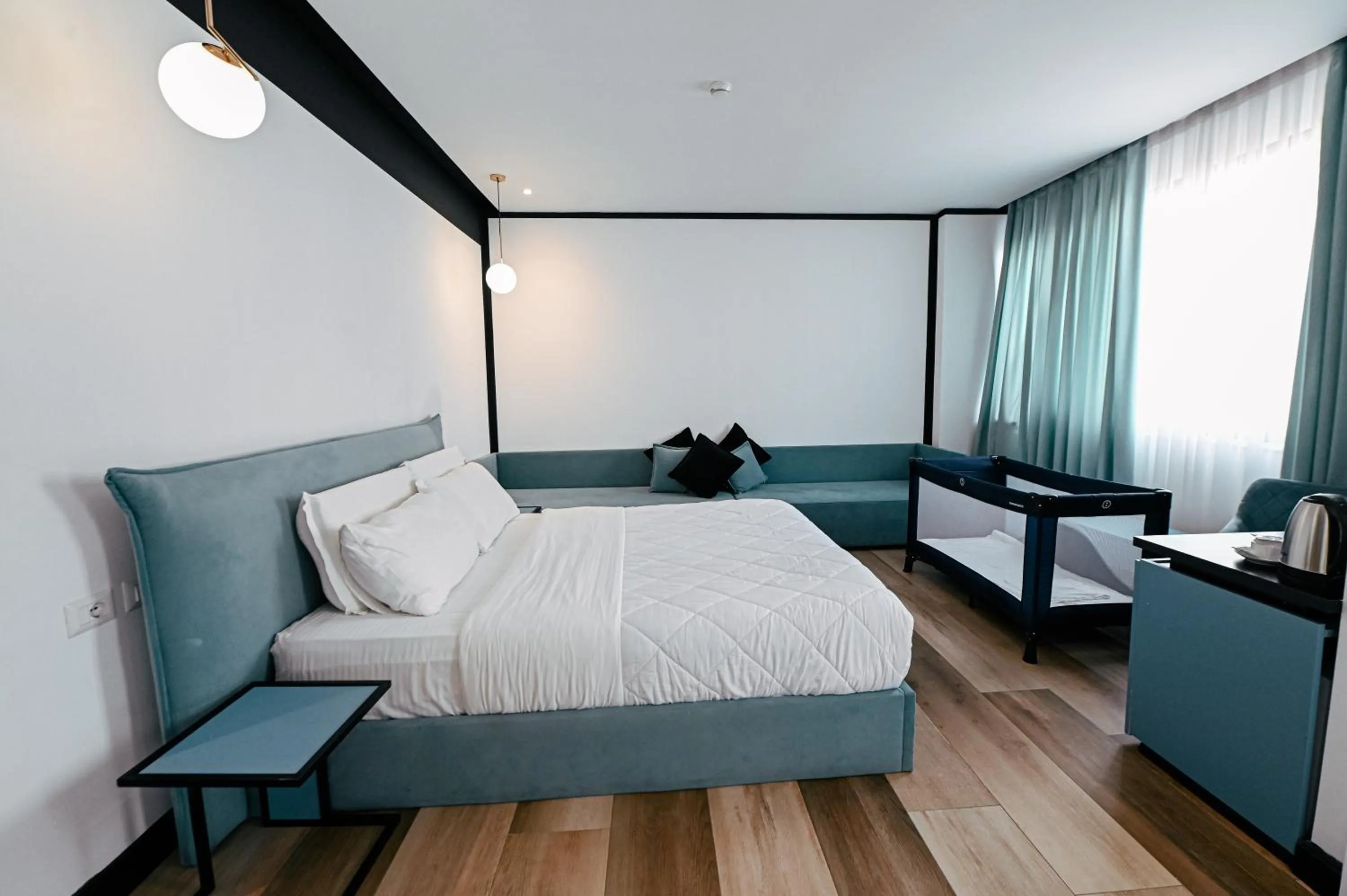 Photo of the whole room, Bed in Royal G Max