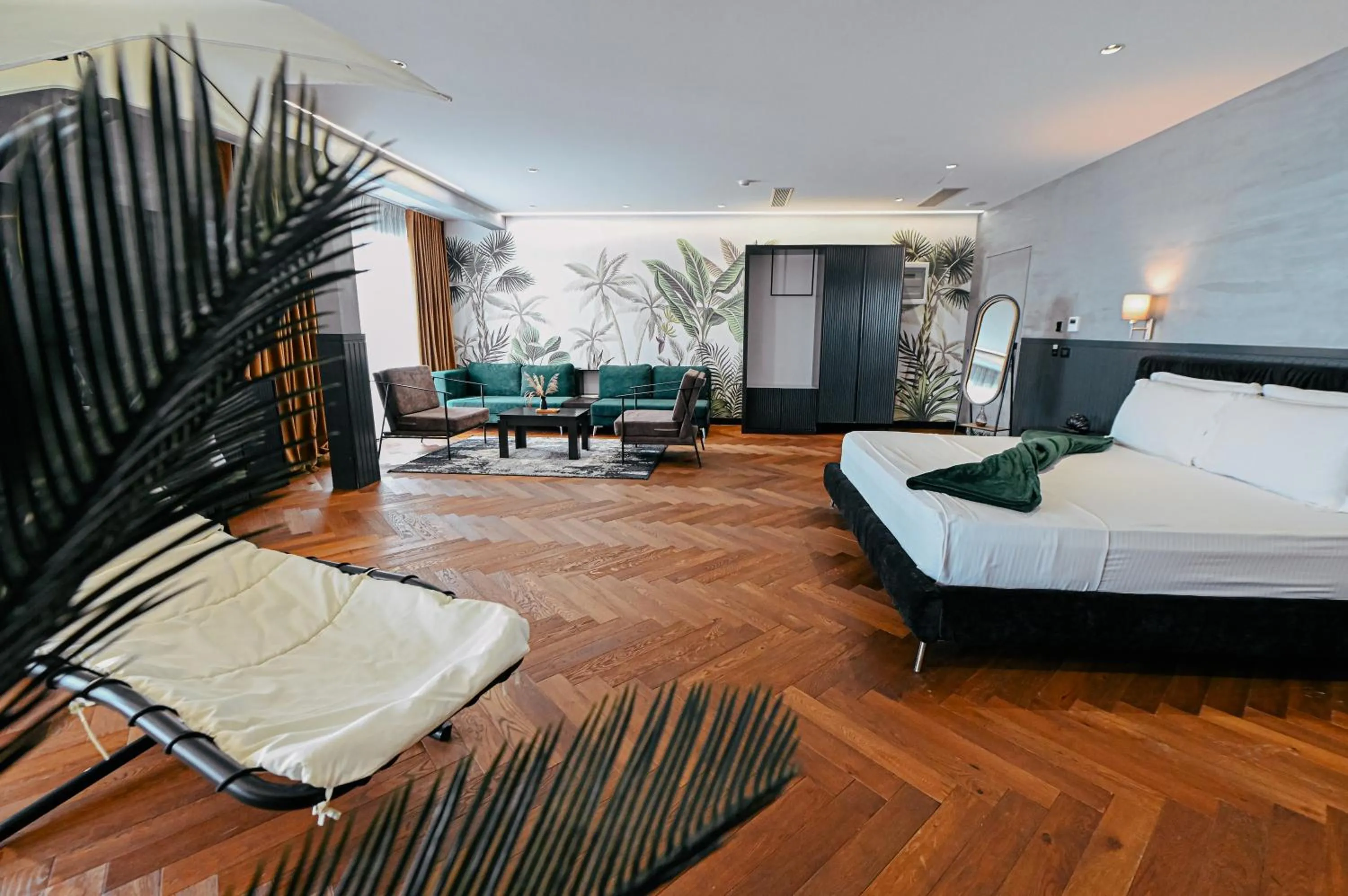 Photo of the whole room, Bed in Royal G Max