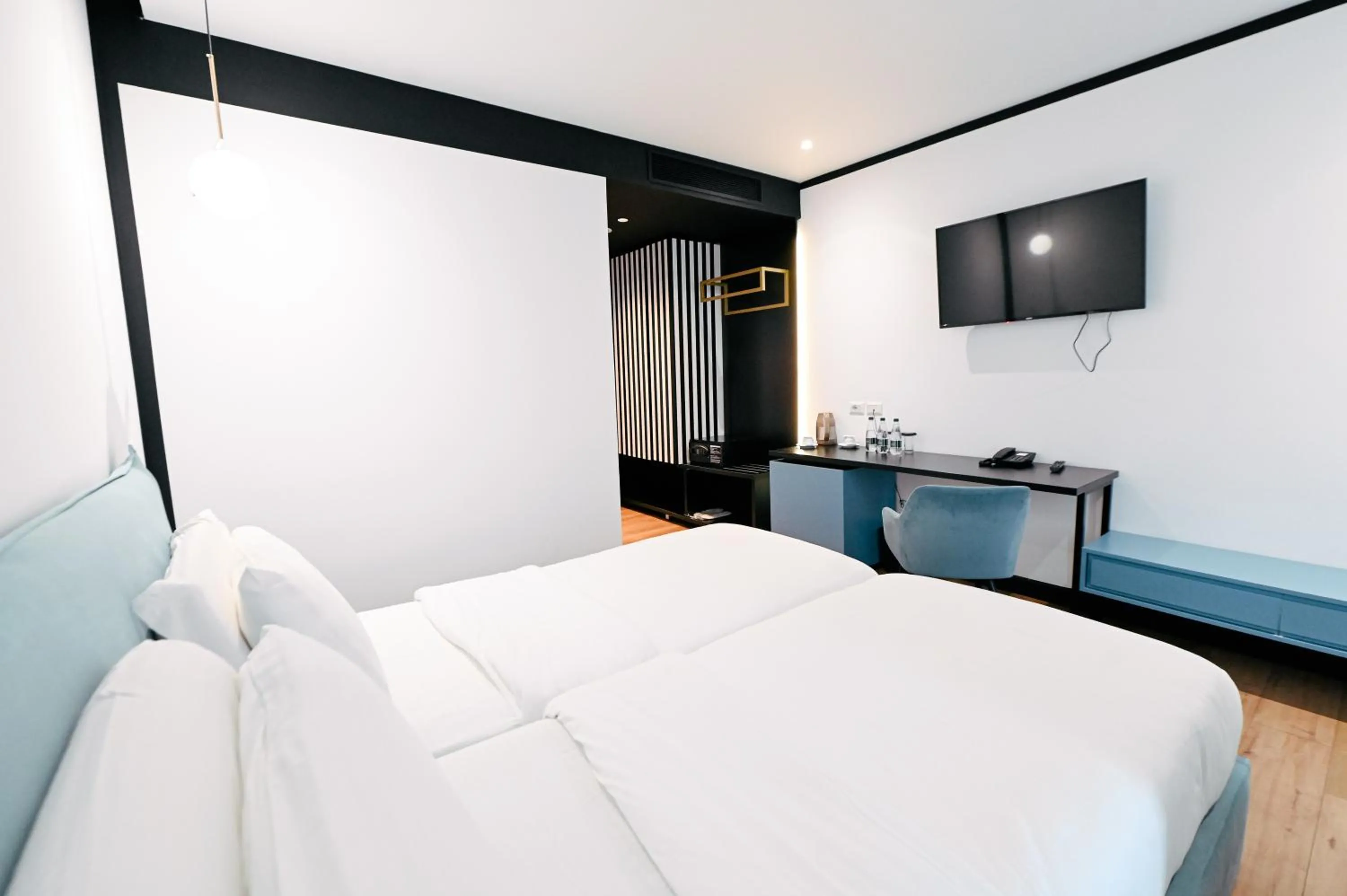 Photo of the whole room, Bed in Royal G Max