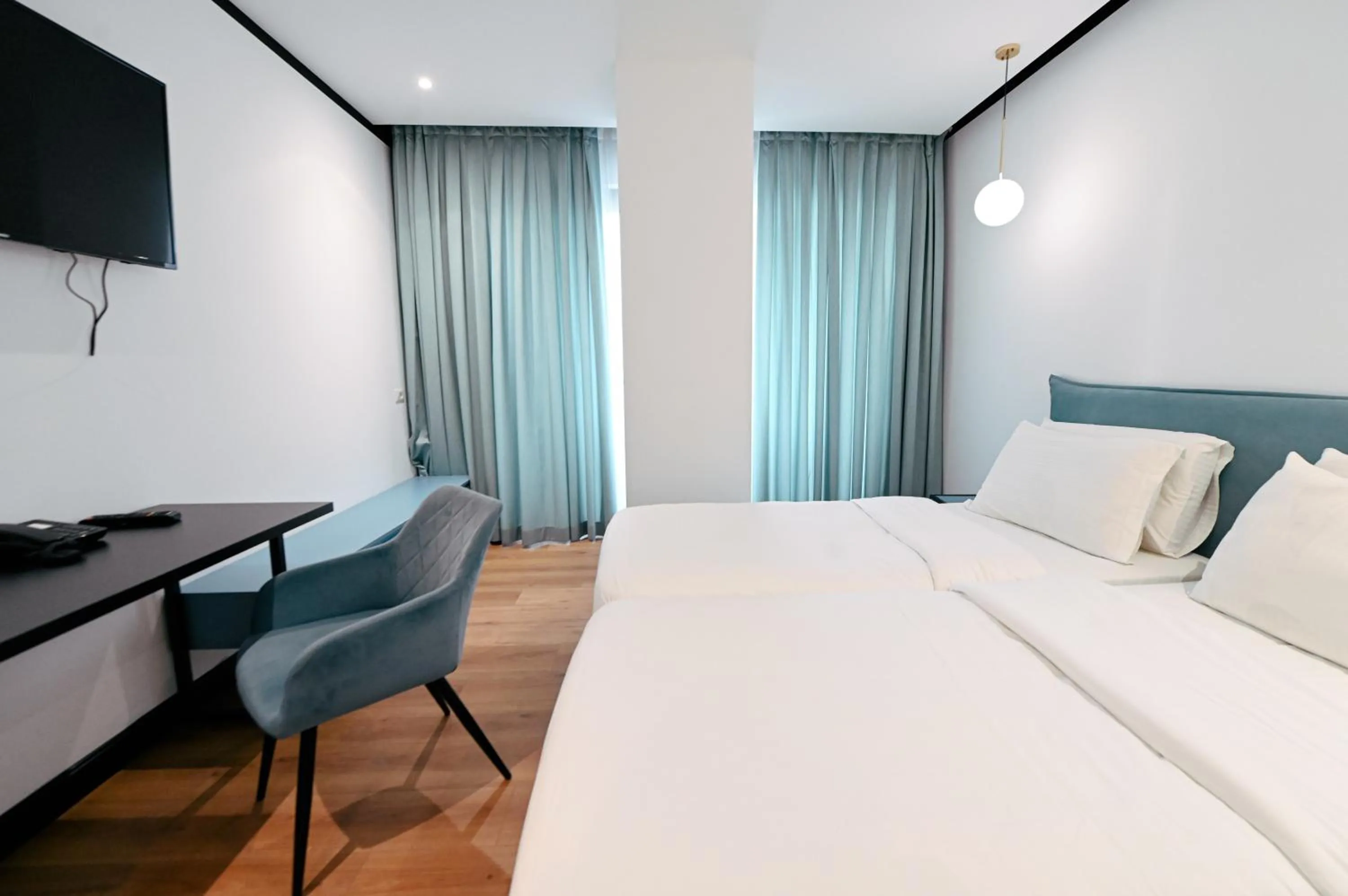 Photo of the whole room, Bed in Royal G Max