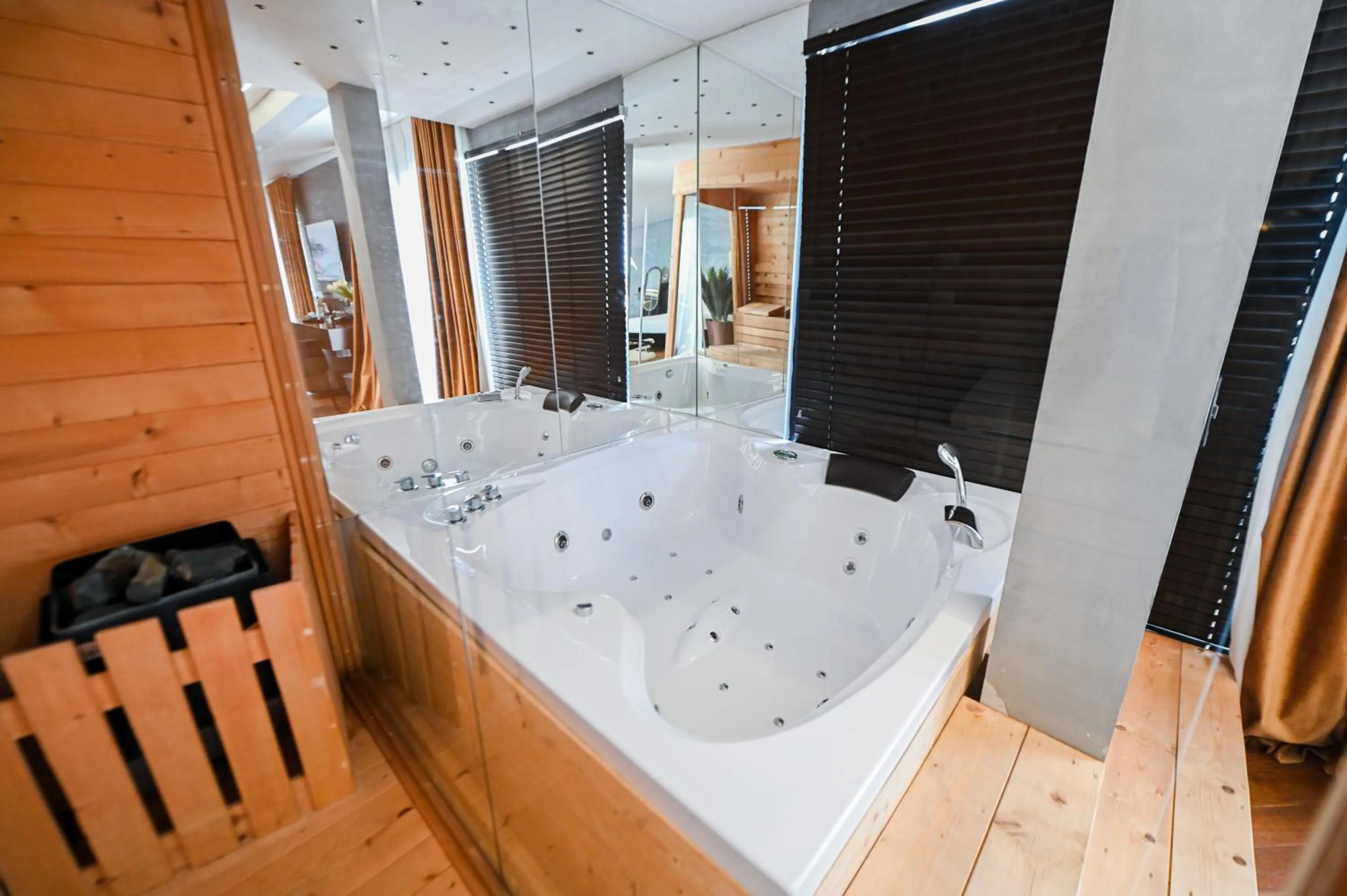 Hot Tub in Royal G Max