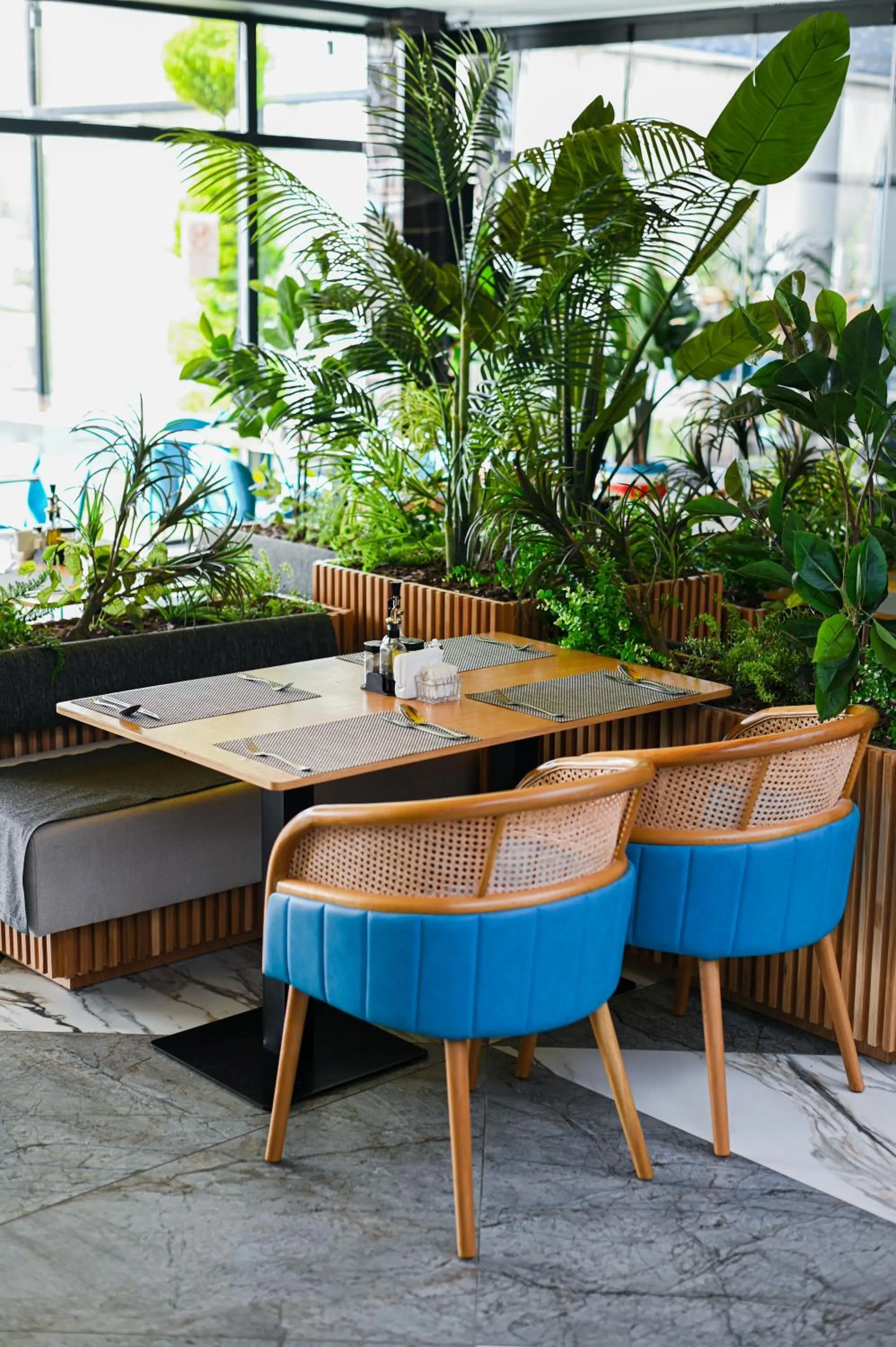 Restaurant/places to eat in Royal G Max