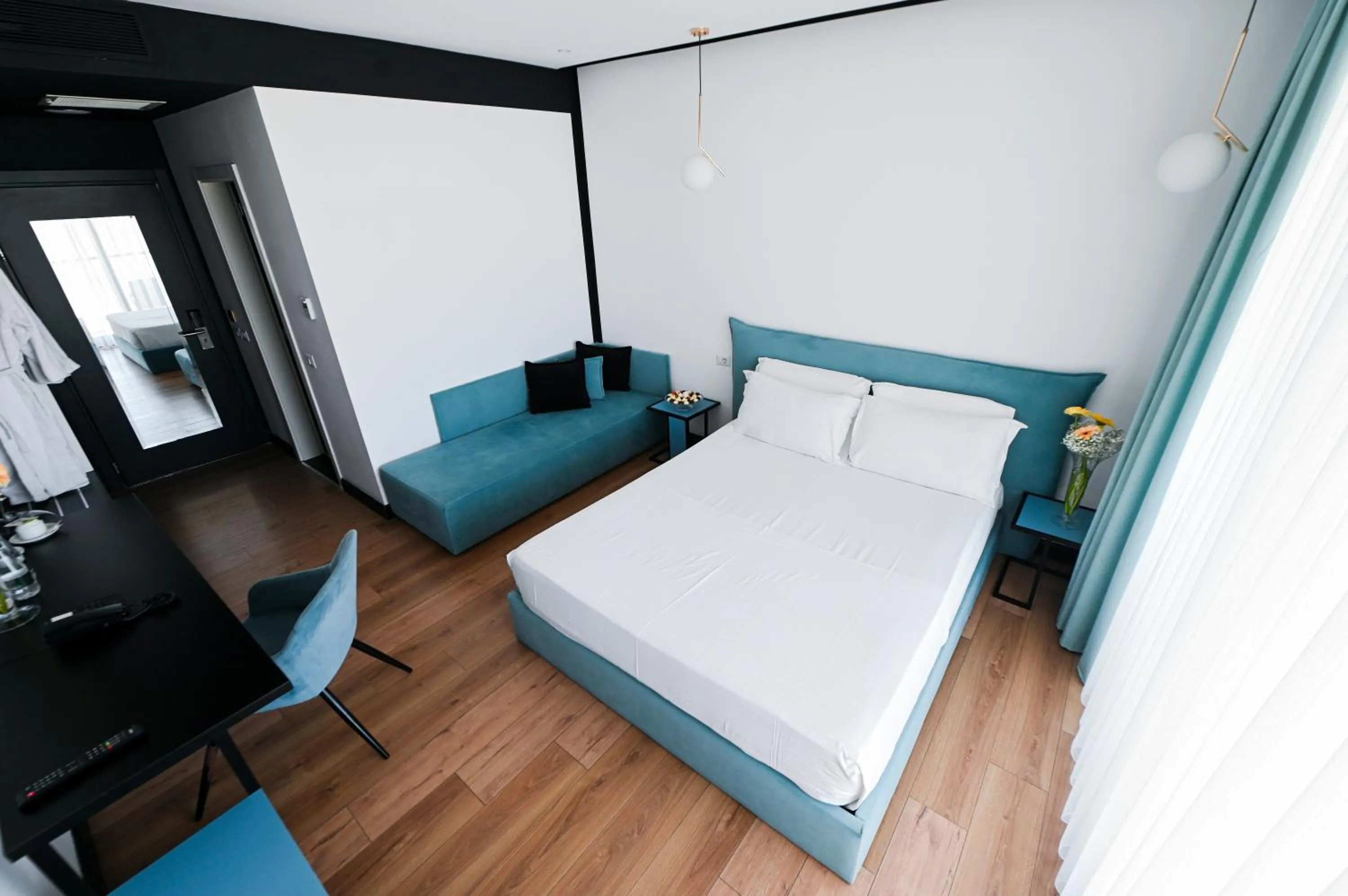 Photo of the whole room, Bed in Royal G Max