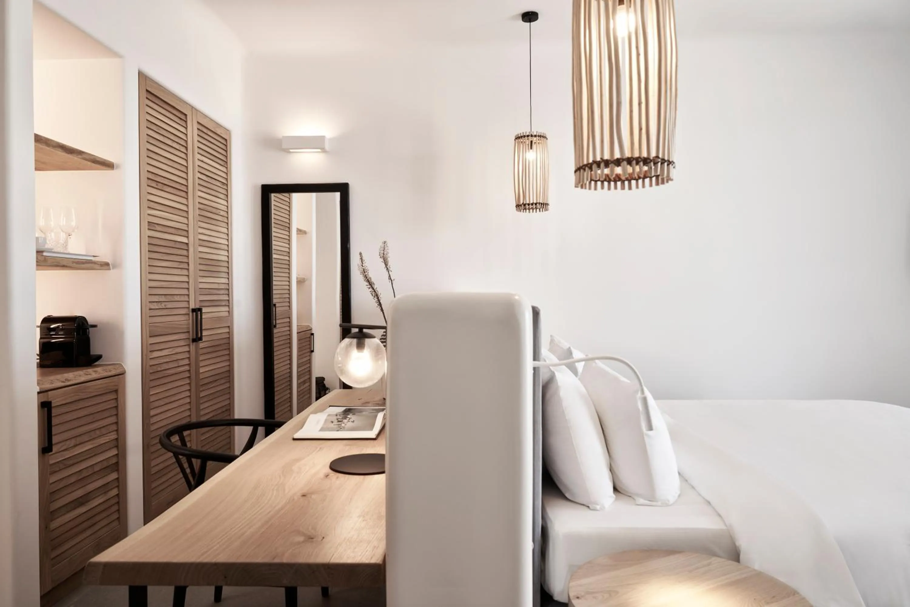 Bedroom, Bed in Radisson Blu Euphoria Resort, Mykonos