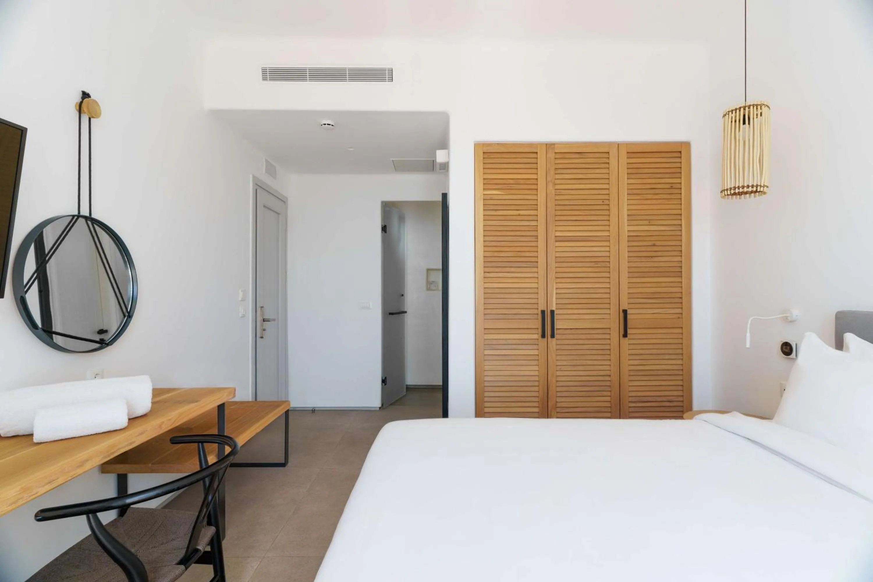 Bedroom, Bed in Radisson Blu Euphoria Resort, Mykonos