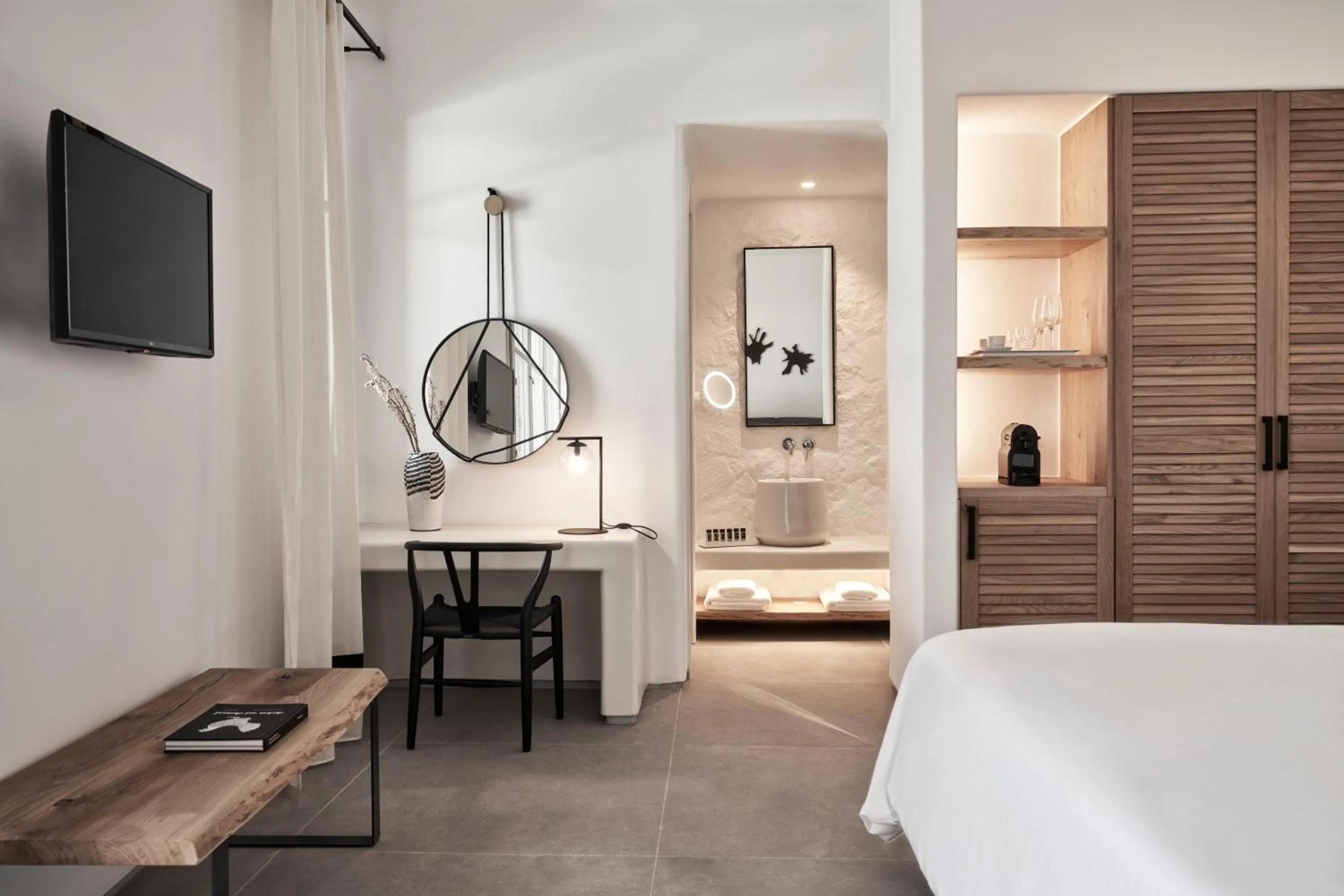 Bedroom, Bed in Radisson Blu Euphoria Resort, Mykonos