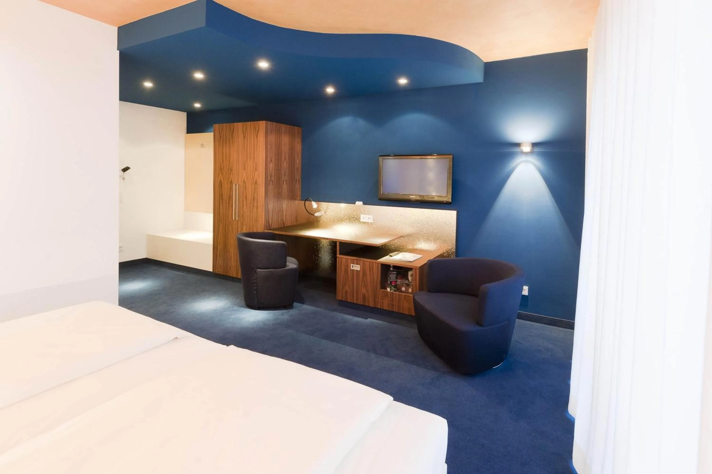 Photo of the whole room, Bed in Mintrops Land Hotel Burgaltendorf