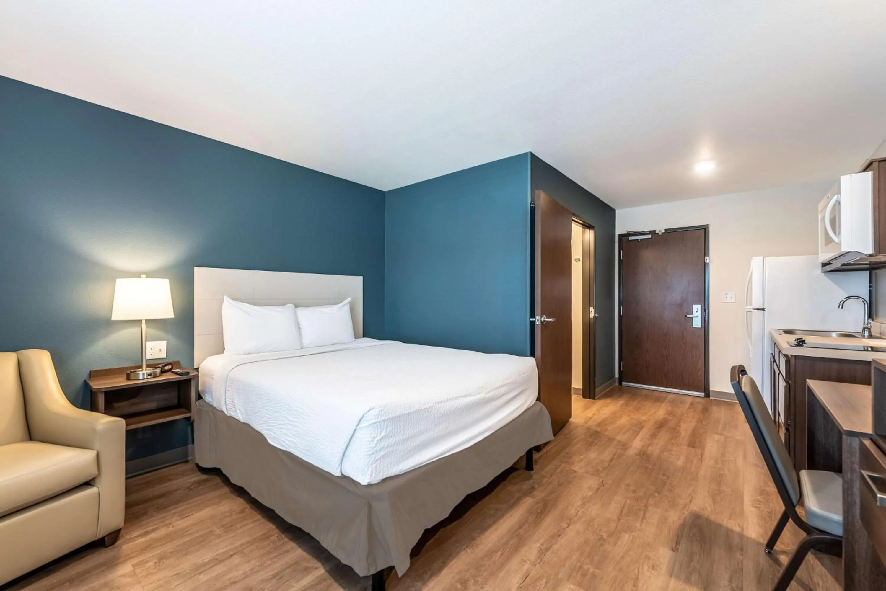 Bedroom, Bed in Extended Stay America Suites - Minneapolis - Airport - Mendota Heights