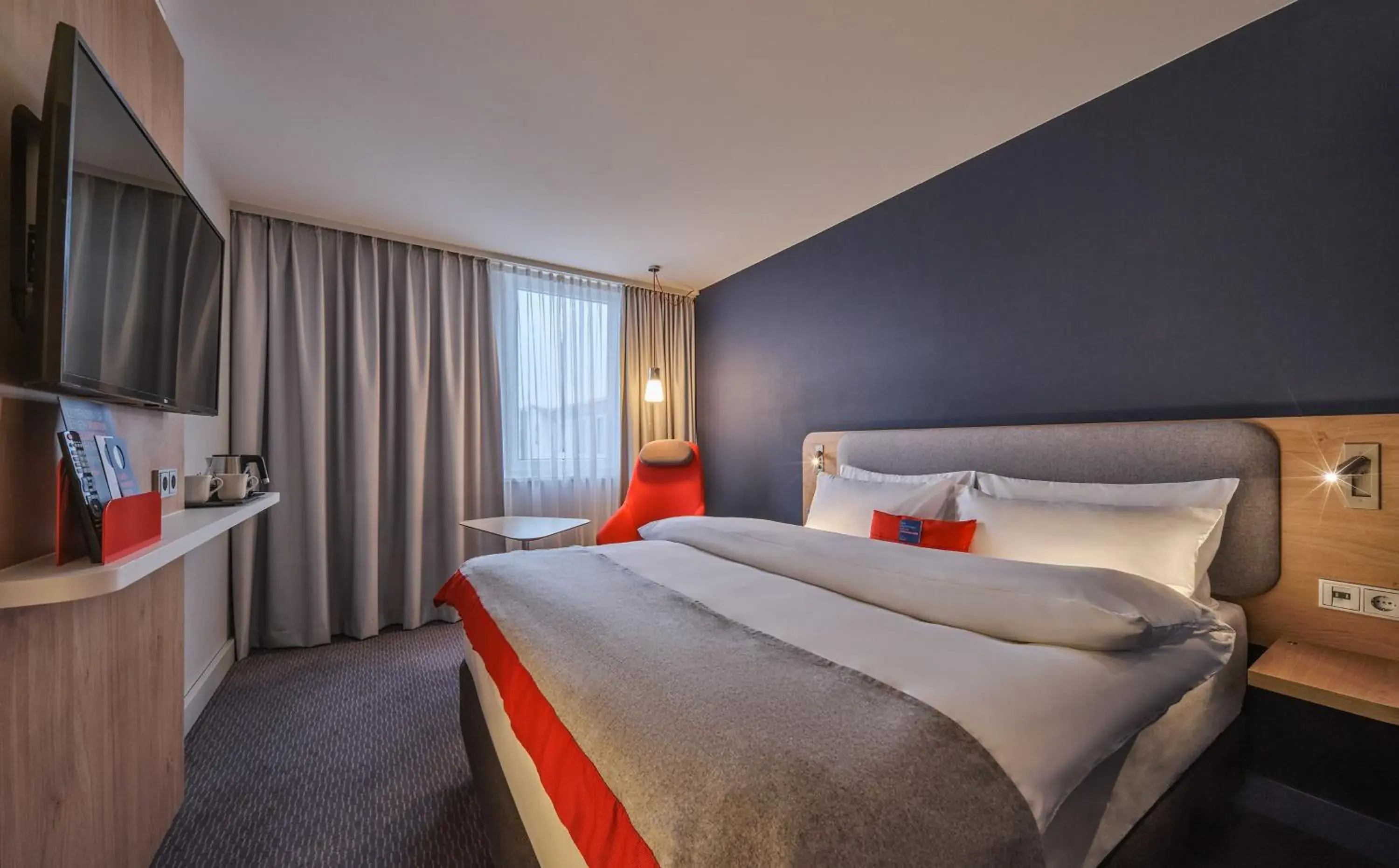 Photo of the whole room, Bed in Holiday Inn Express Frankfurt Messe by IHG Photo of the whole room, Bed in Holiday Inn Express Frankfurt Messe by IHG