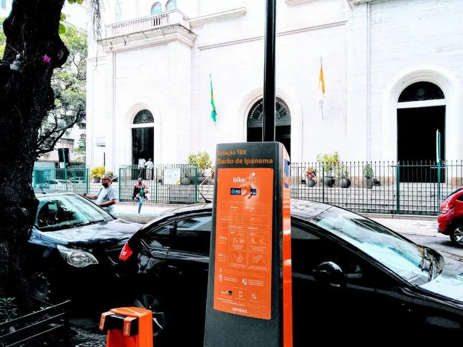 Day in APARTAMENTO COPACABANA saleta, quarto grande com ar cond wi-fi a 2 qds da praia