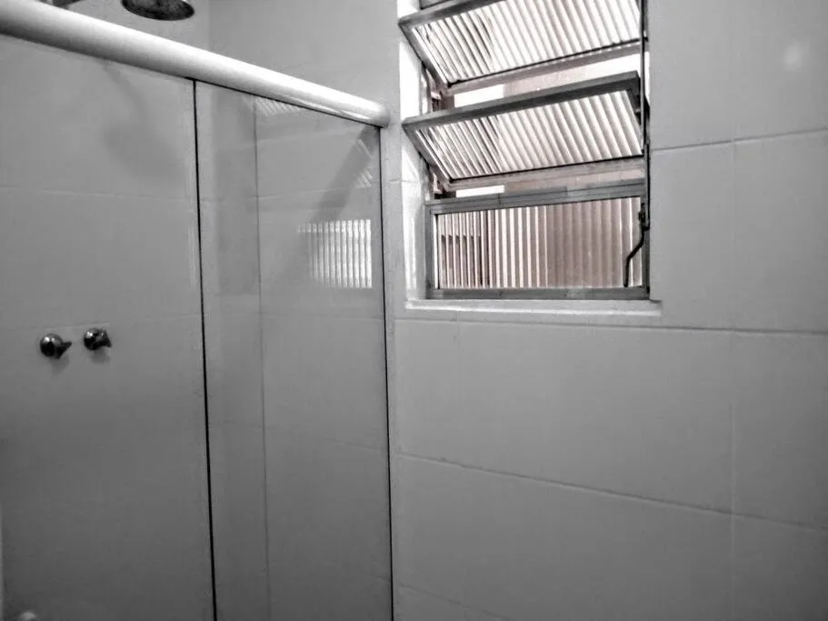 Shower in APARTAMENTO COPACABANA saleta, quarto grande com ar cond wi-fi a 2 qds da praia