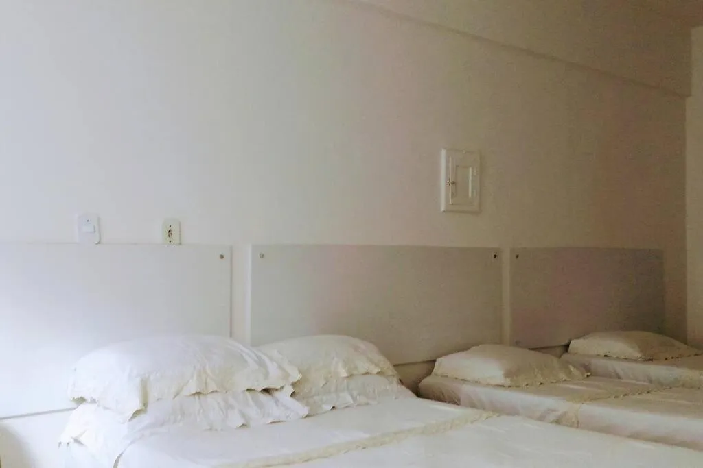 Bed in APARTAMENTO COPACABANA saleta, quarto grande com ar cond wi-fi a 2 qds da praia