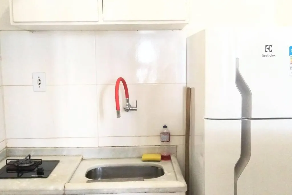 Kitchen or kitchenette in APARTAMENTO COPACABANA saleta, quarto grande com ar cond wi-fi a 2 qds da praia