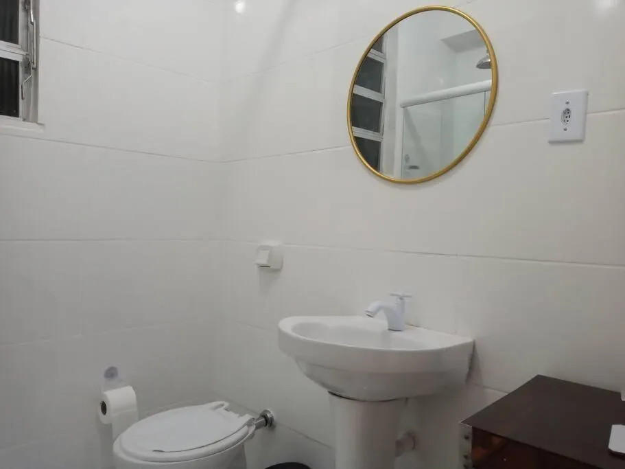 Toilet in APARTAMENTO COPACABANA saleta, quarto grande com ar cond wi-fi a 2 qds da praia