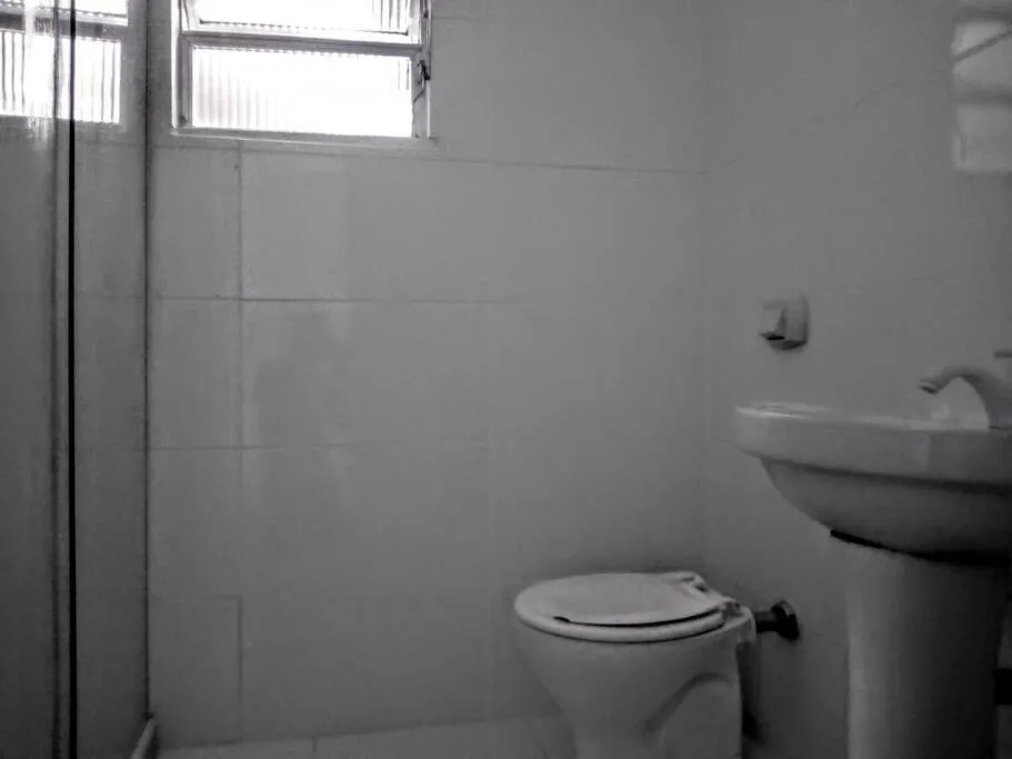Shower in APARTAMENTO COPACABANA saleta, quarto grande com ar cond wi-fi a 2 qds da praia