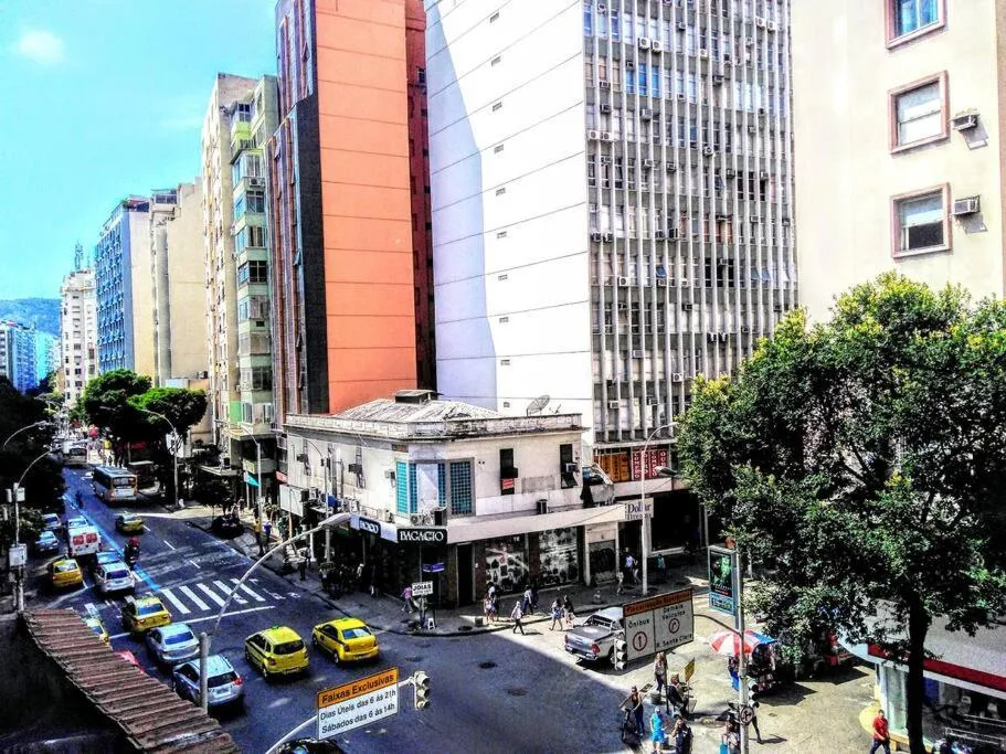 Day in APARTAMENTO COPACABANA saleta, quarto grande com ar cond wi-fi a 2 qds da praia