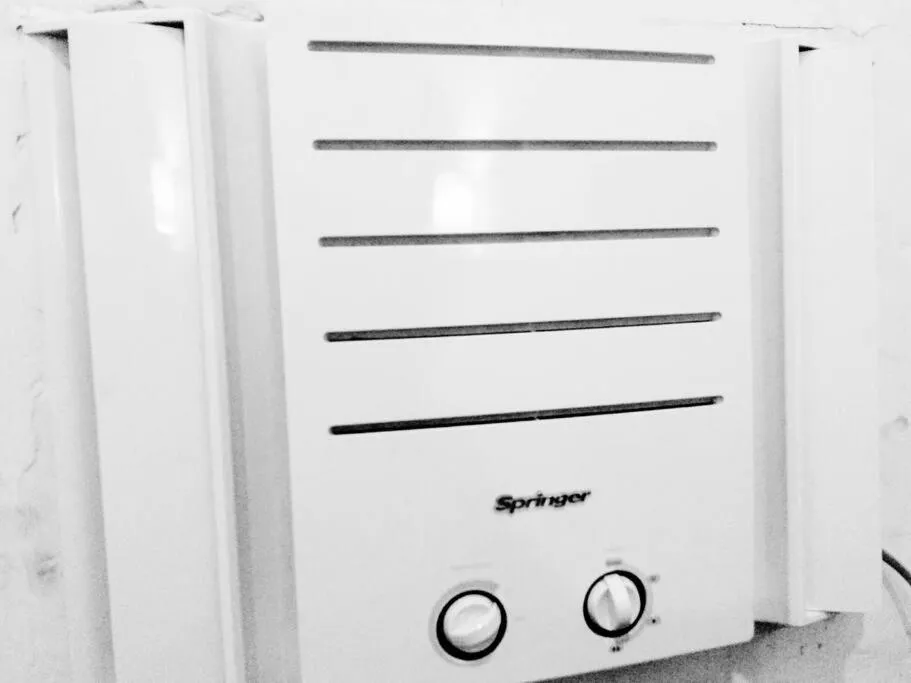 air conditioner in APARTAMENTO COPACABANA saleta, quarto grande com ar cond wi-fi a 2 qds da praia