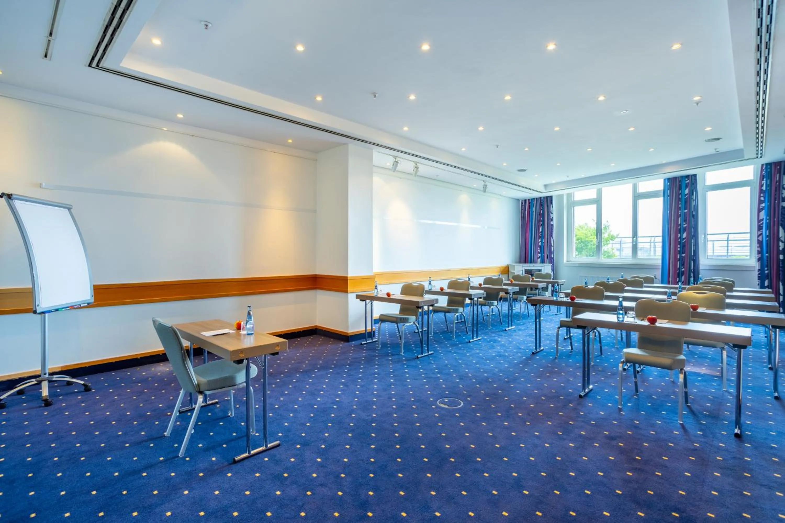 Meeting/conference room in Holiday Inn Hamburg, an IHG Hotel