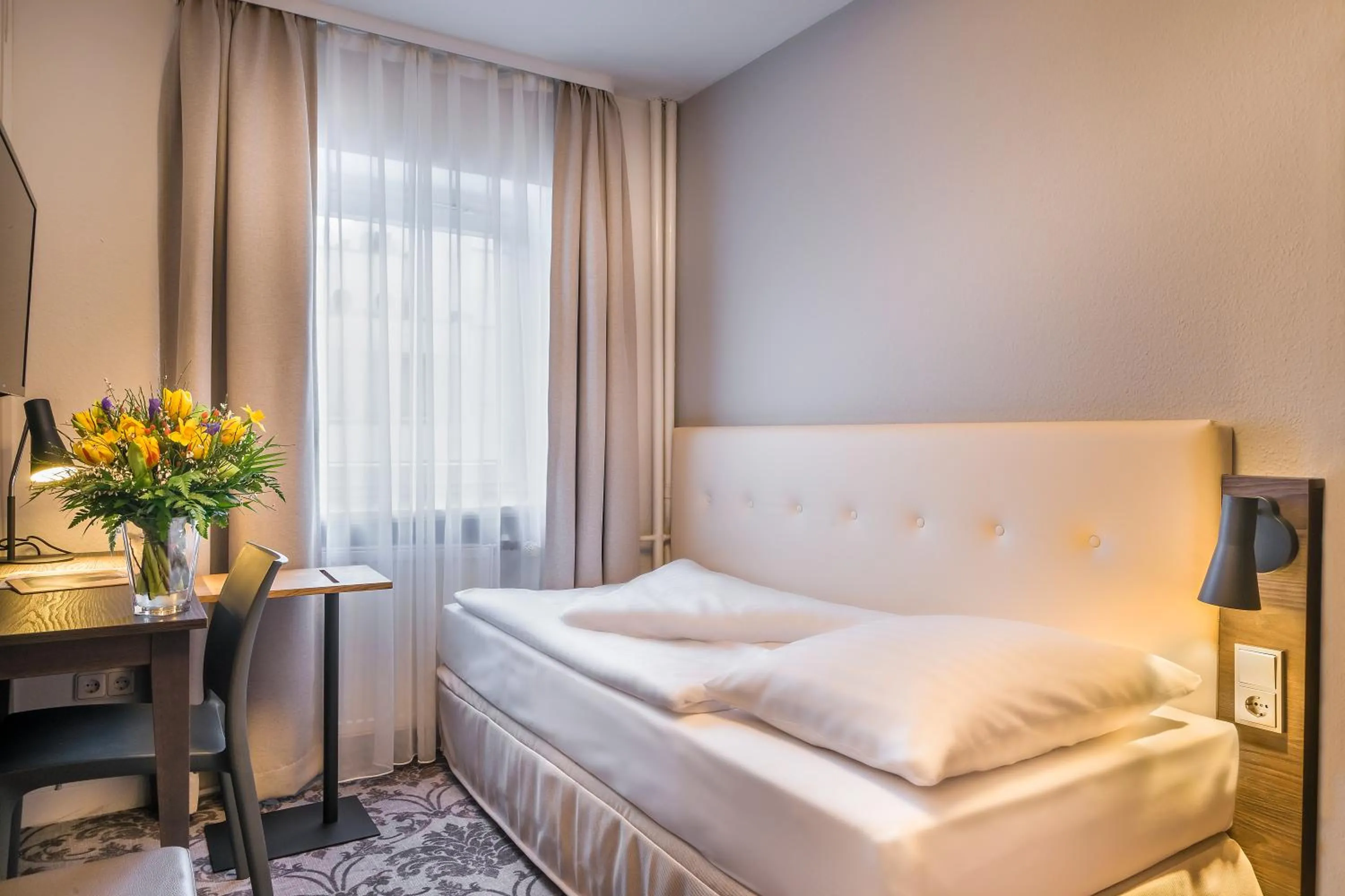 Photo of the whole room, Bed in Signature Hotel Astoria