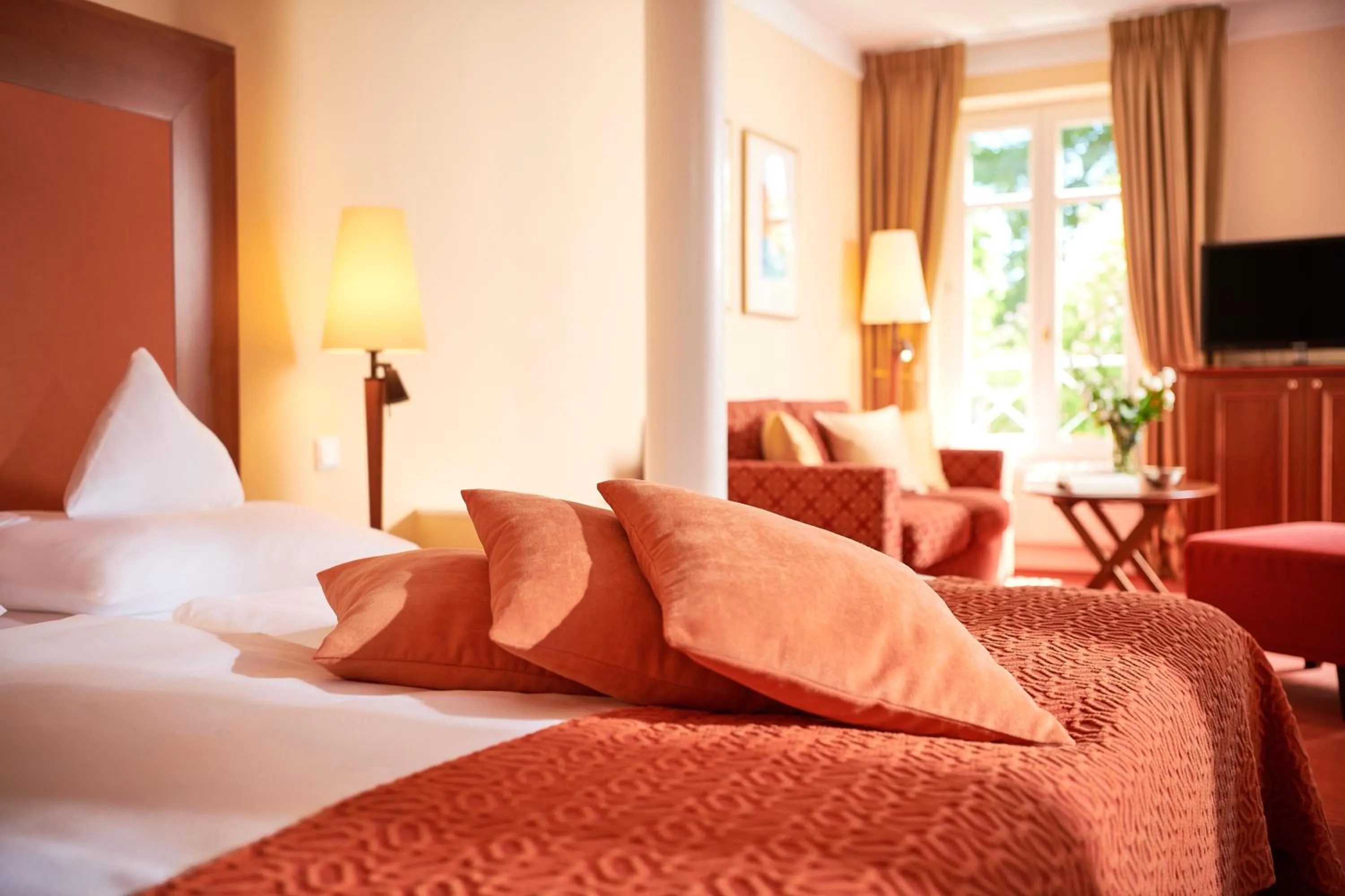 Living room, Bed in ROEWERS Privathotel & Spa