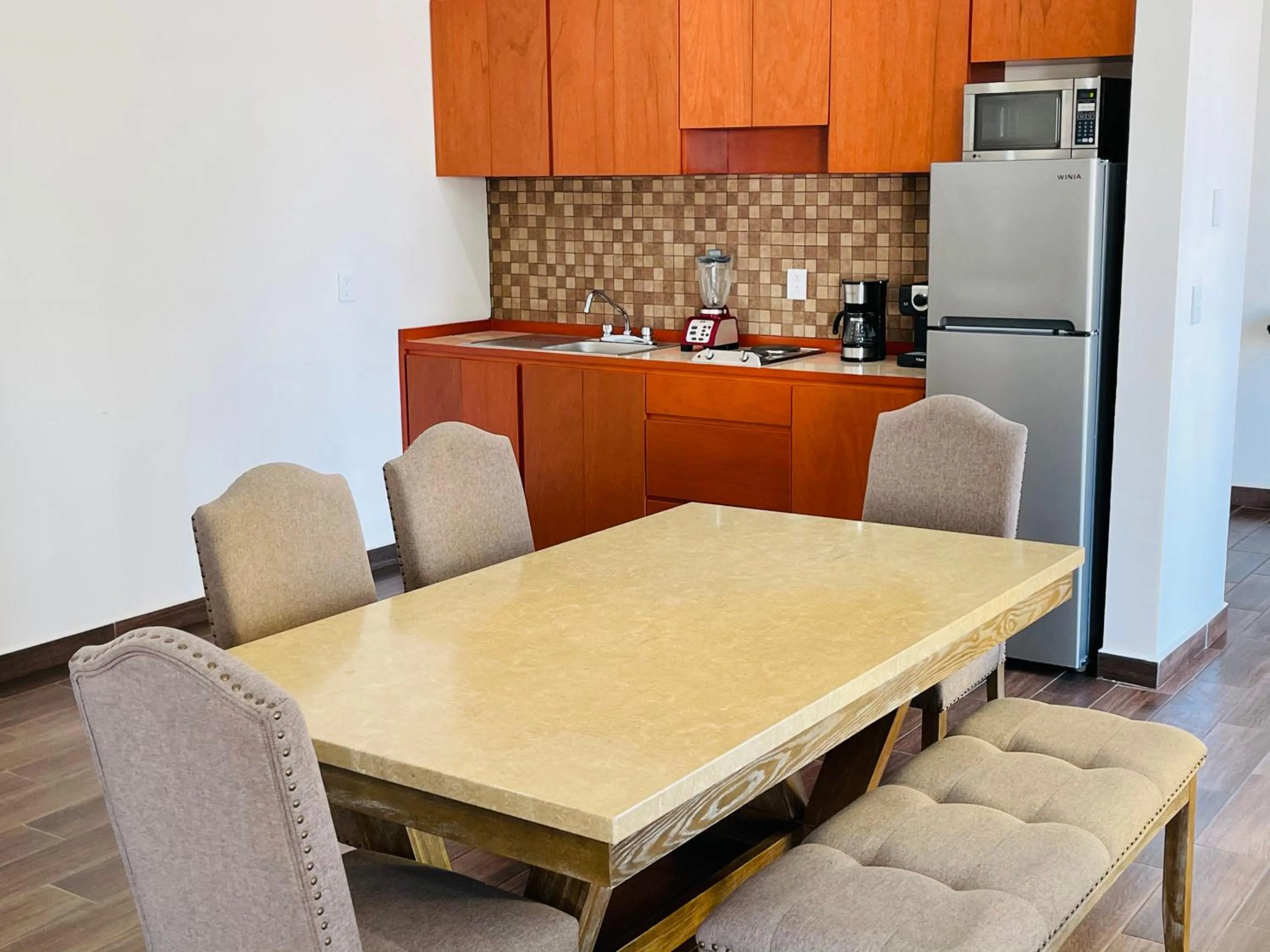 Dining area in La Lola Hotel & Suites