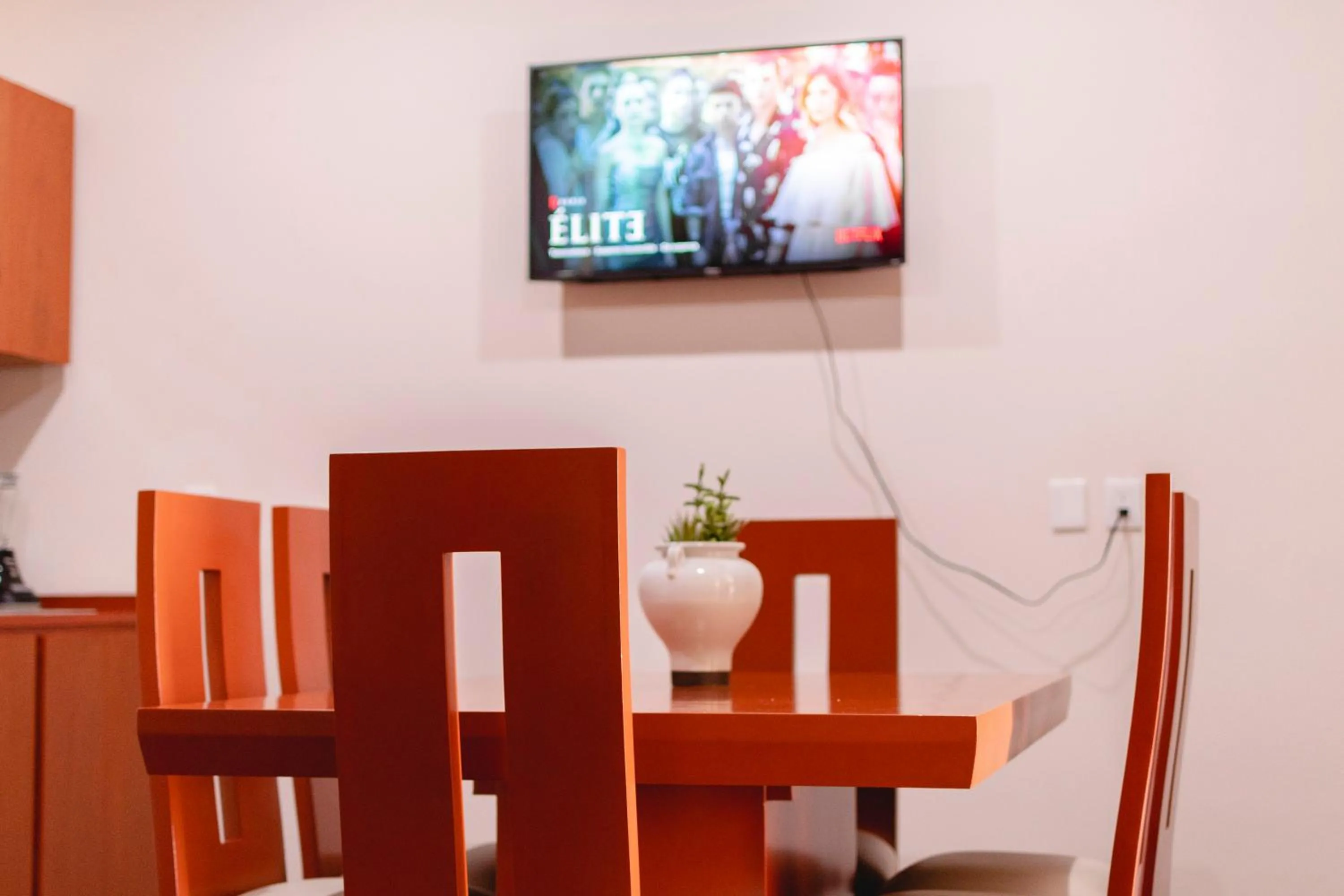 Dining area in La Lola Hotel & Suites