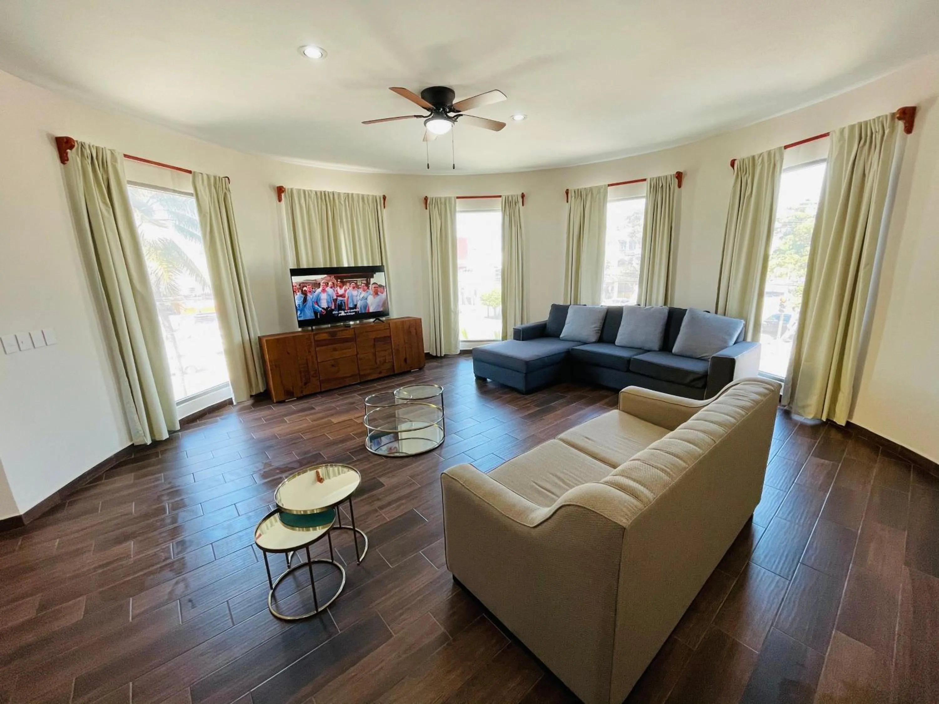 Living room in La Lola Hotel & Suites