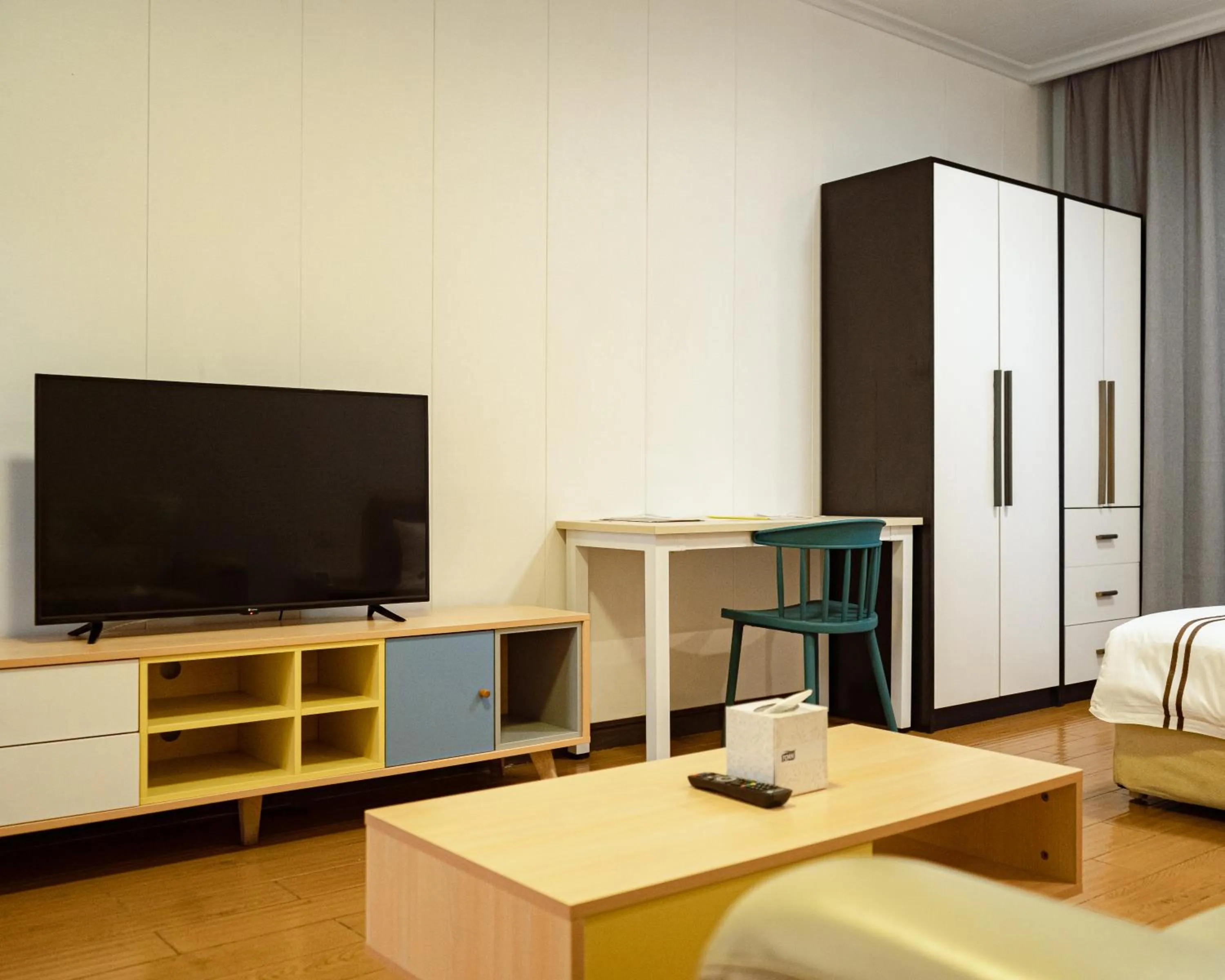 TV and multimedia, Bed in Phoenix Apartment by LINK