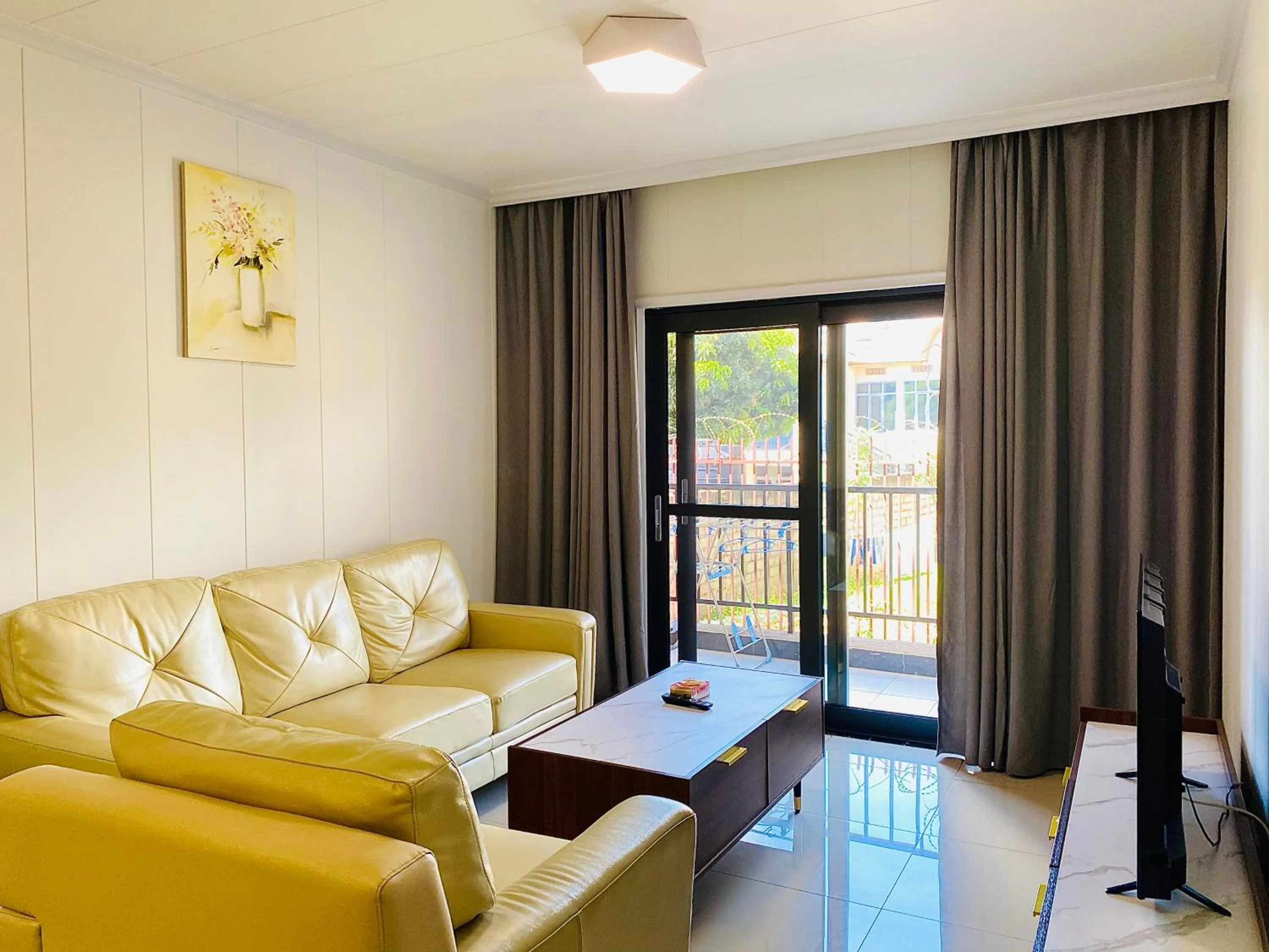 Living room in Phoenix Apartment by LINK