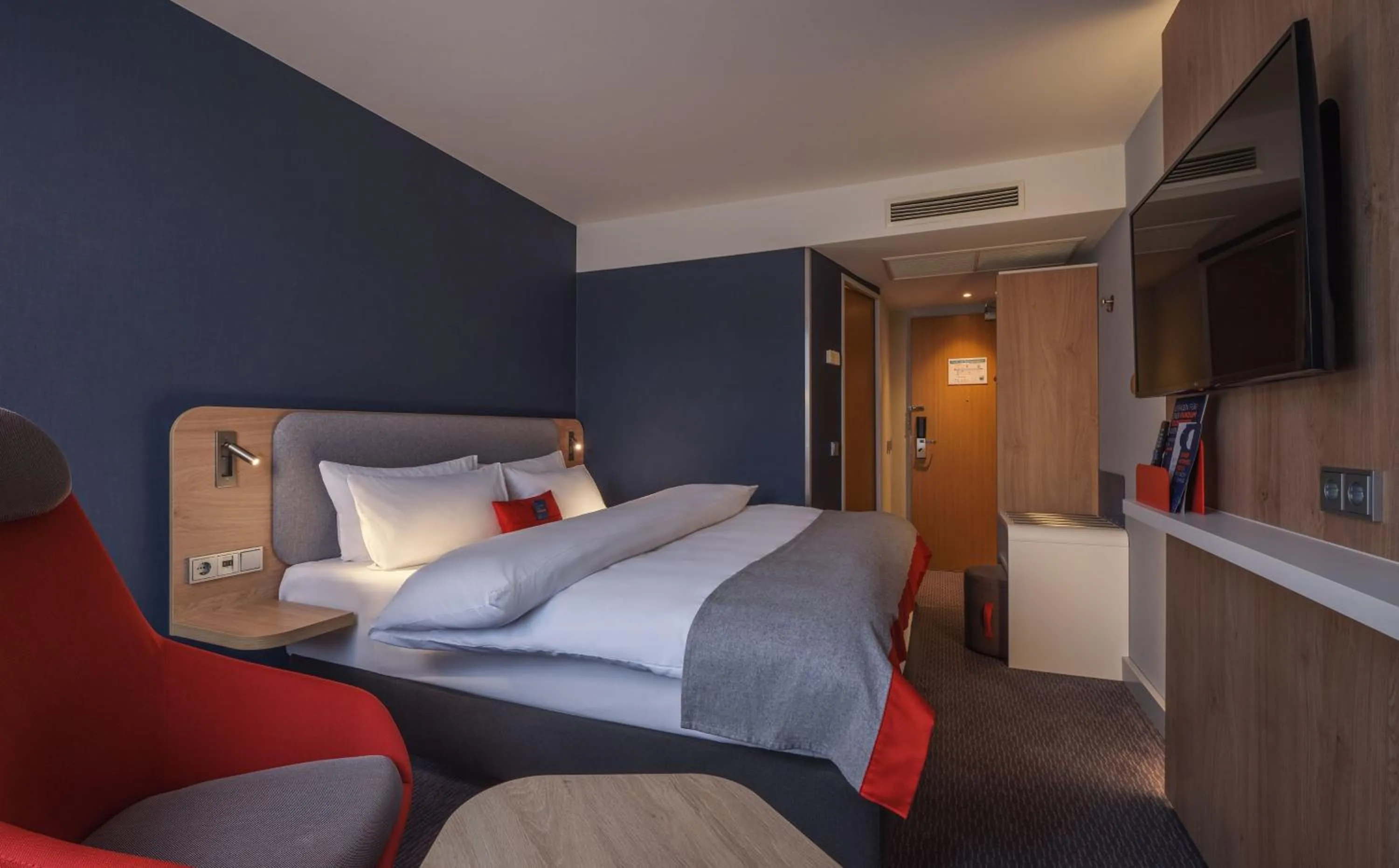 Photo of the whole room, Bed in Holiday Inn Express Berlin City Centre by IHG